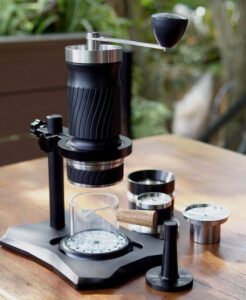 Máy pha cà phê thủ công cầm tay Quốc Lộc nhỏ gọn, phù hợp mang đi du lịch, công tác.