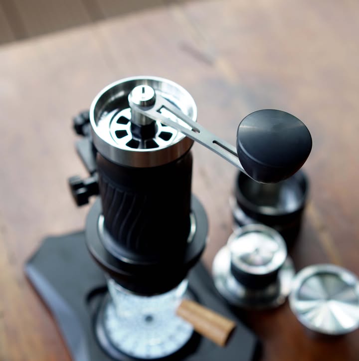 Máy pha cà phê thủ công cầm tay Quốc Lộc giúp chiết xuất cà phê đậm đà, chuẩn vị.