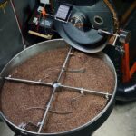 Cà phê rang mộc nguyên chất – hạt cà phê rang không tẩm, giữ trọn hương vị tự nhiên và tinh dầu cà phê thật.