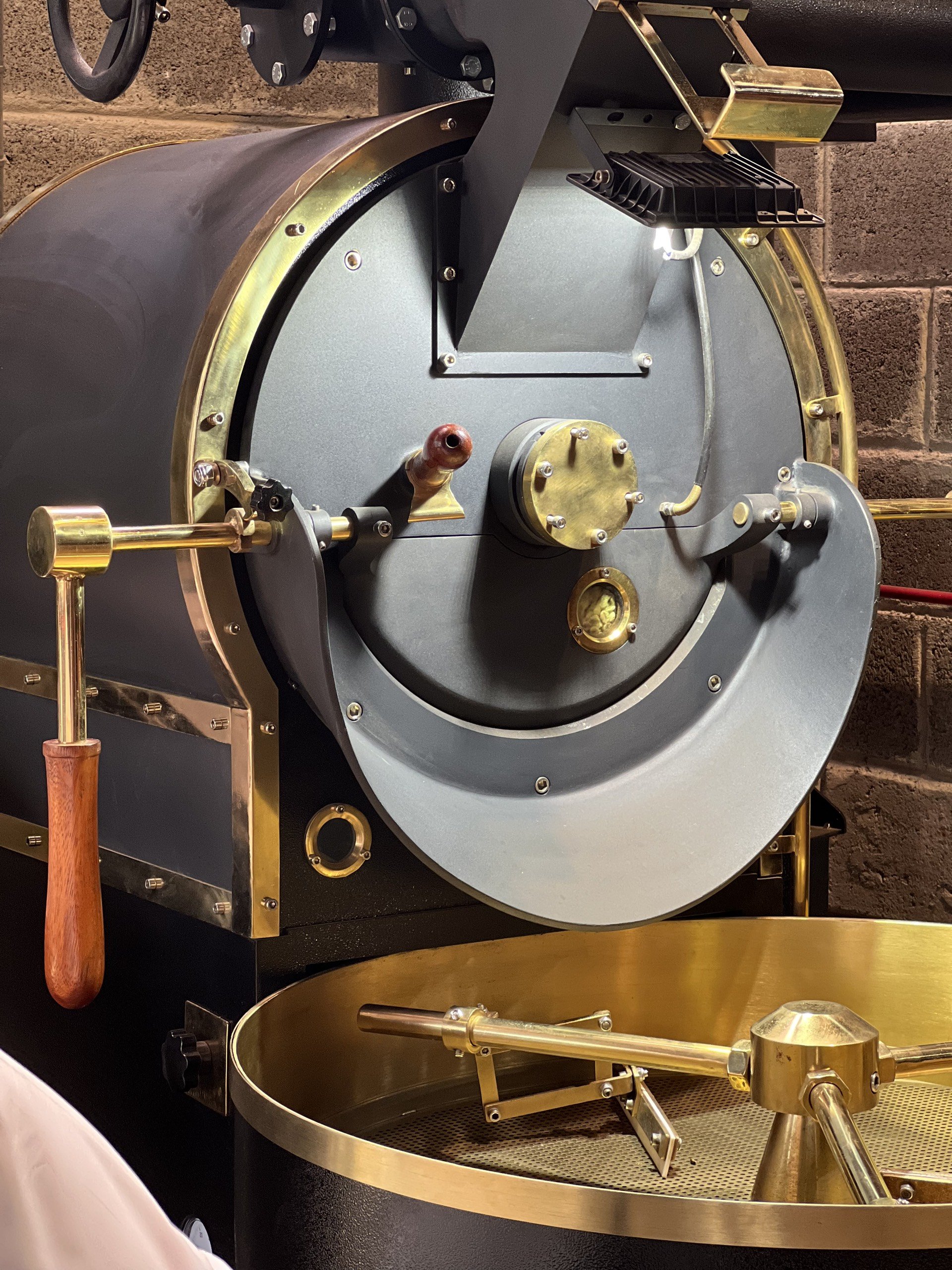 Máy rang cà phê sử dụng hệ thống hot-air tuần hoàn khí với profile tự động giúp rang cà phê đồng đều và ổn định.