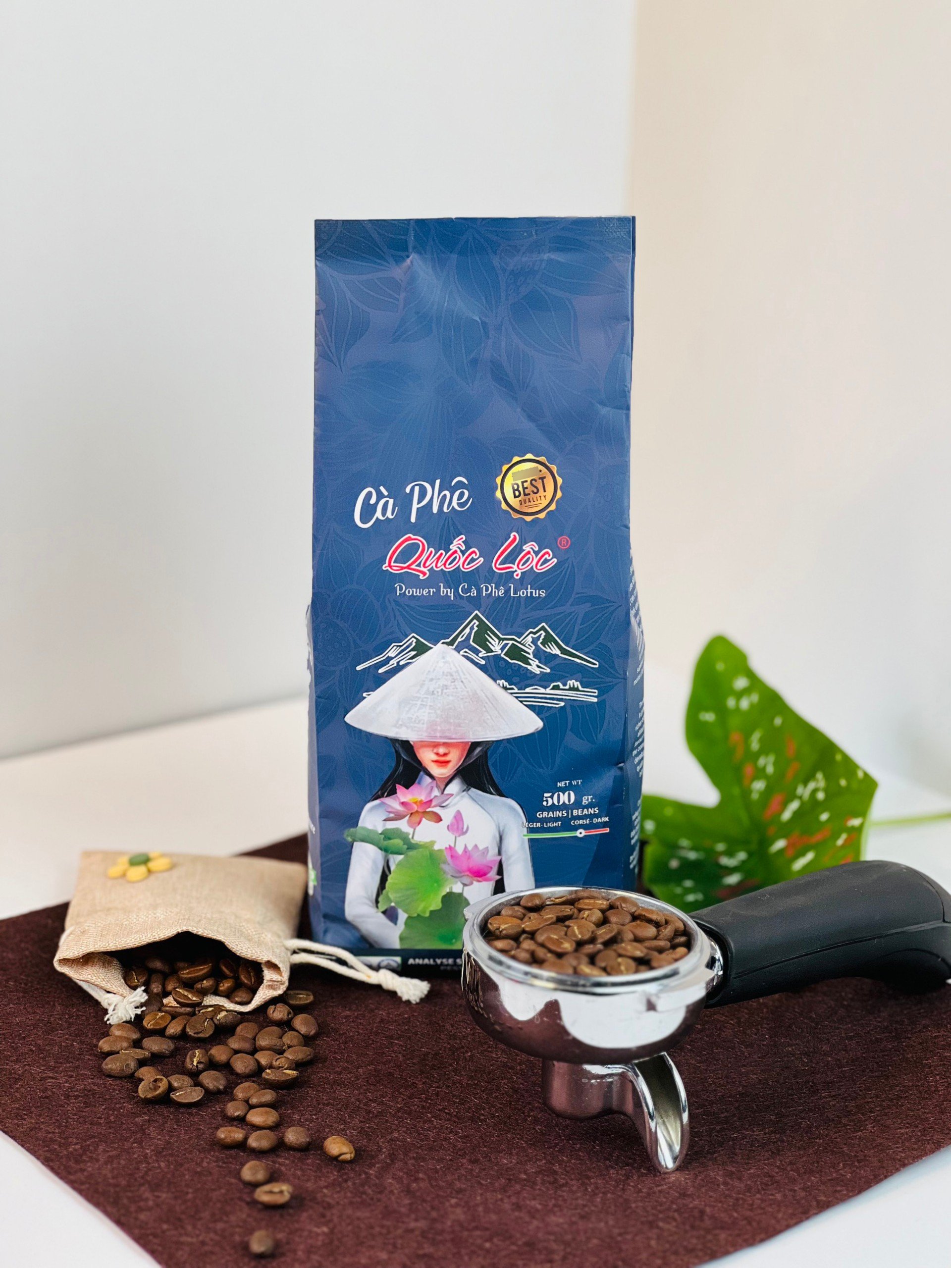 Cà phê Lotus 500 Quốc Lộc Coffee – blend Arabica & Robusta rang mộc, phù hợp nhiều gu cà phê và là lựa chọn lý tưởng cho kiểu pha phổ biến bằng moka pot.