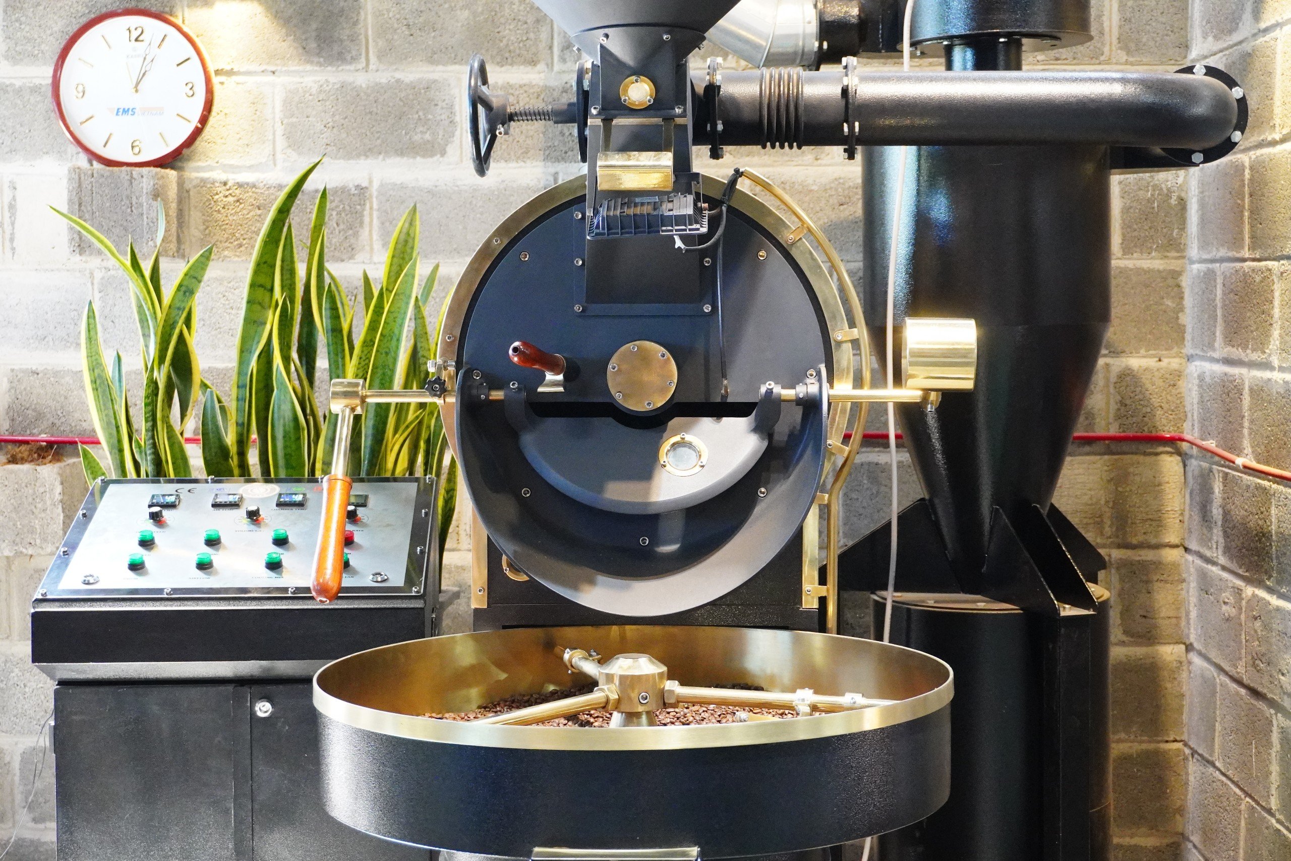 Máy rang cà phê ứng dụng hệ thống hot-air tuần hoàn khí tại Quốc Lộc Coffee, hỗ trợ quá trình rang ổn định và nâng cao chất lượng hạt.