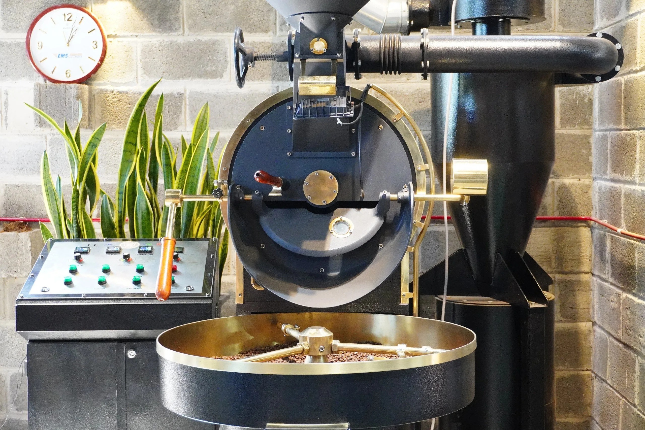Máy rang cà phê ứng dụng hệ thống hot-air tuần hoàn khí tại Quốc Lộc Coffee, hỗ trợ quá trình rang ổn định và nâng cao chất lượng hạt.
