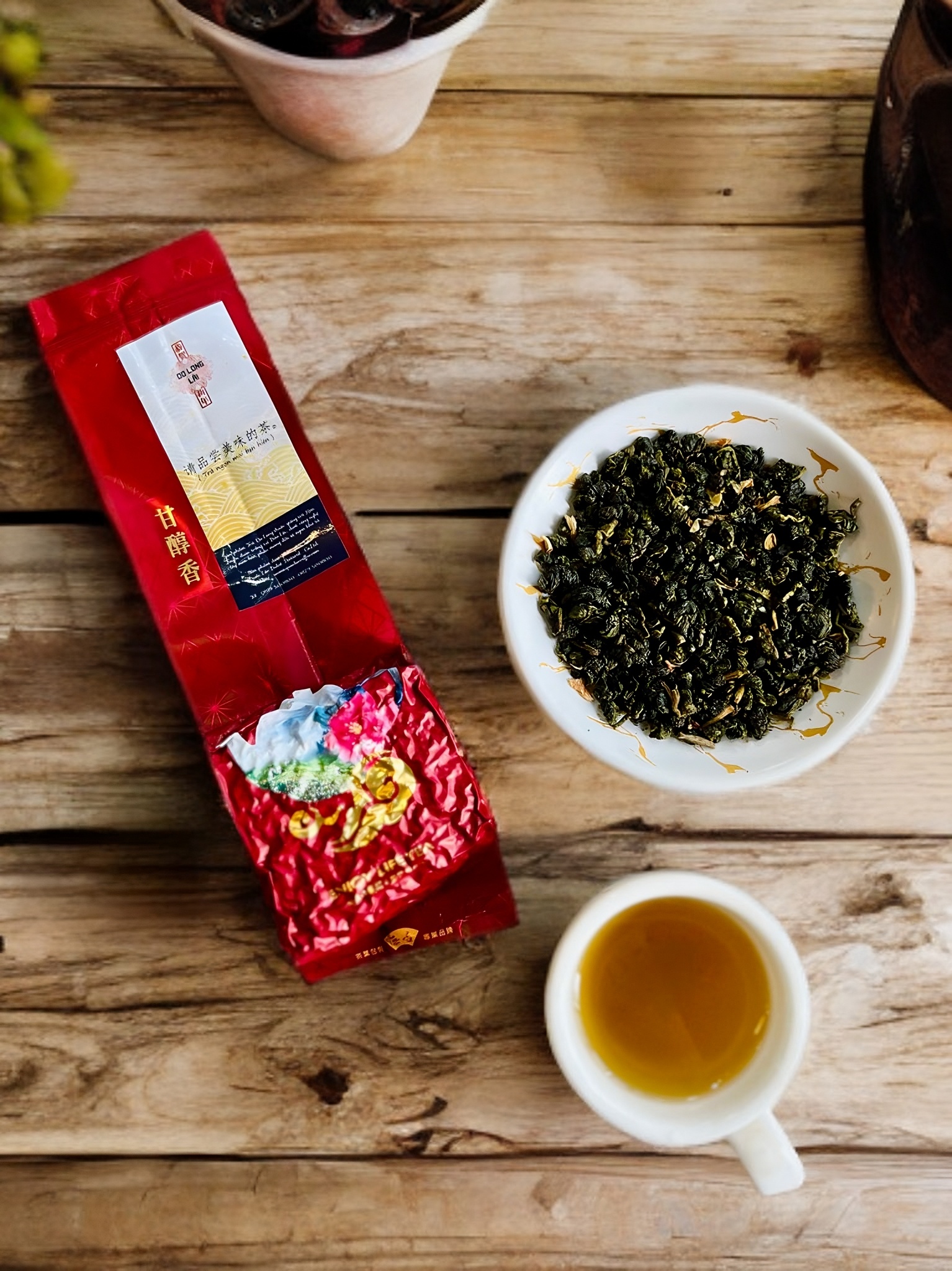 Trà olong lài Quốc Lộc từ Bảo Lộc với hương trà nhẹ nhàng, phù hợp cho những phút giây thư giãn.