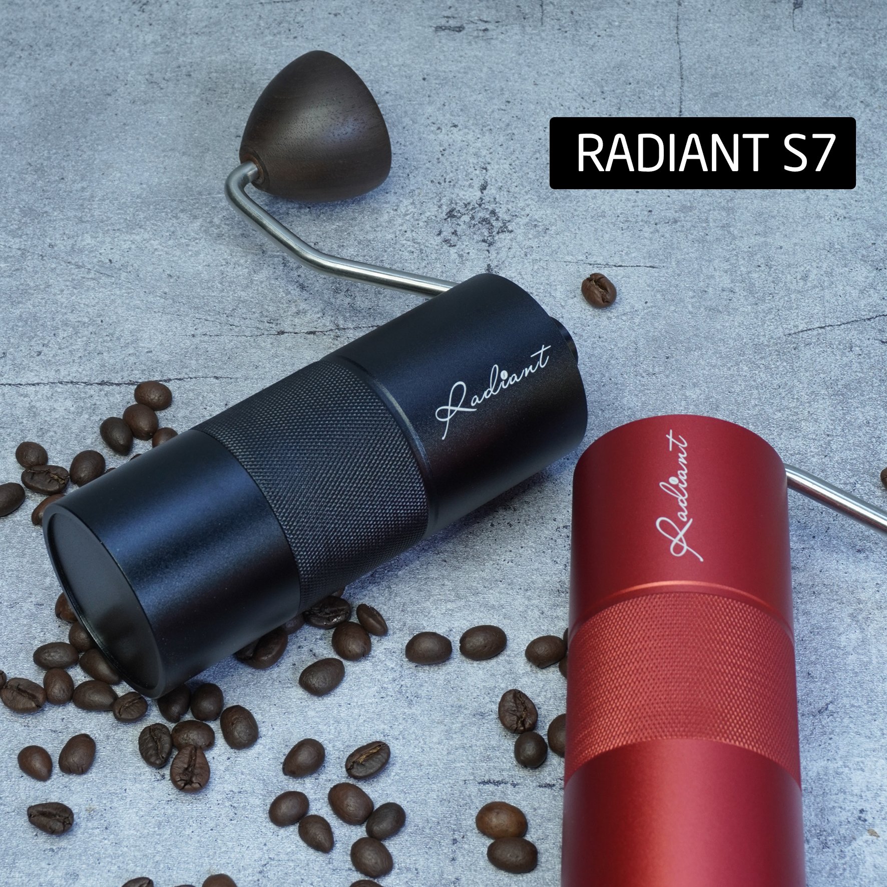 Máy xay cafe cầm tay Radiant S7 của Quốc Lộc Coffee, thiết kế nhôm cao cấp, dùng để xay cà phê thủ công tại nhà hoặc quán.
