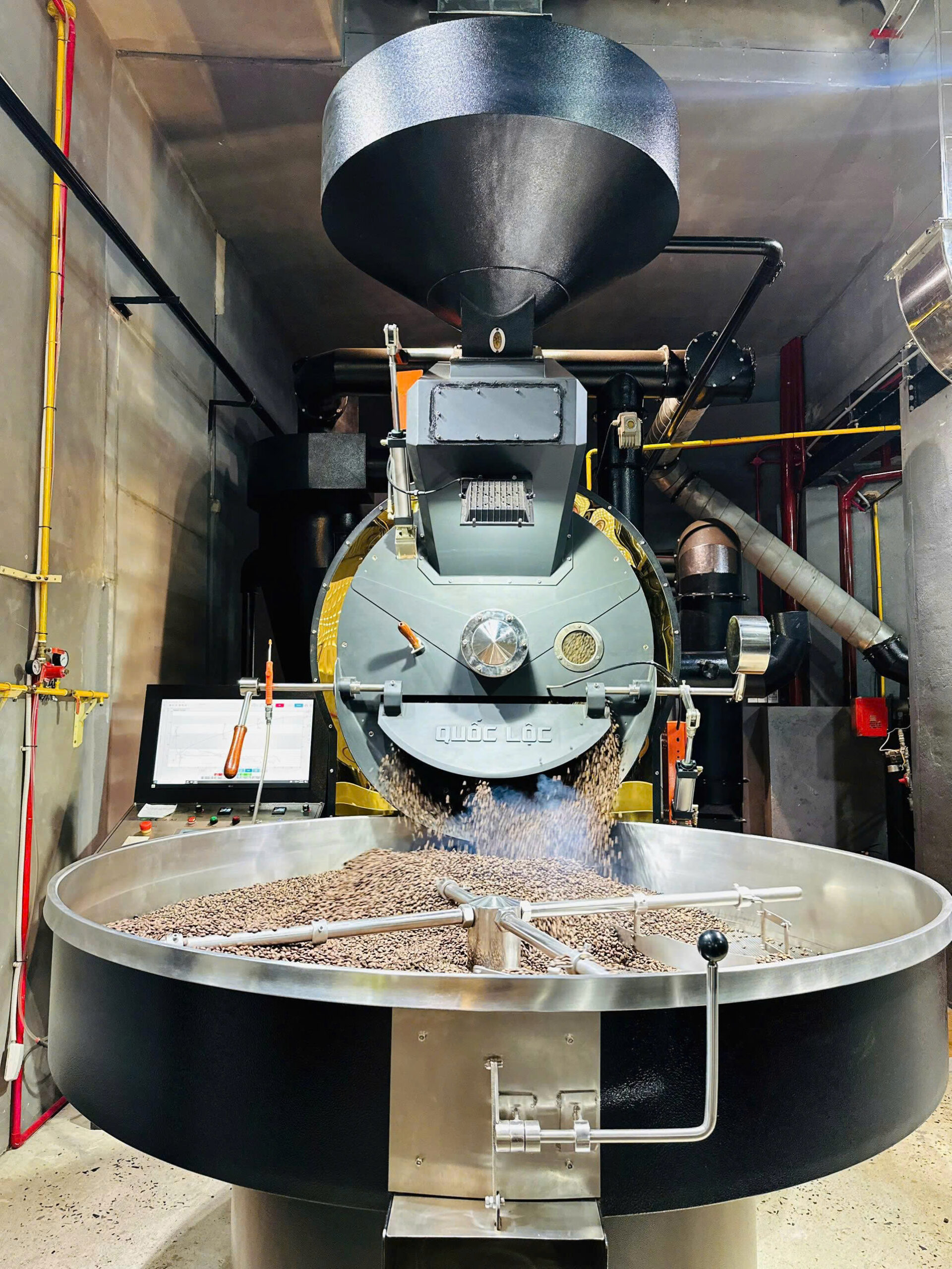 Máy rang cà phê với hệ thống hot-air tuần hoàn khí tại Quốc Lộc Coffee, hỗ trợ kiểm soát nhiệt ổn định và rang hạt đồng đều.