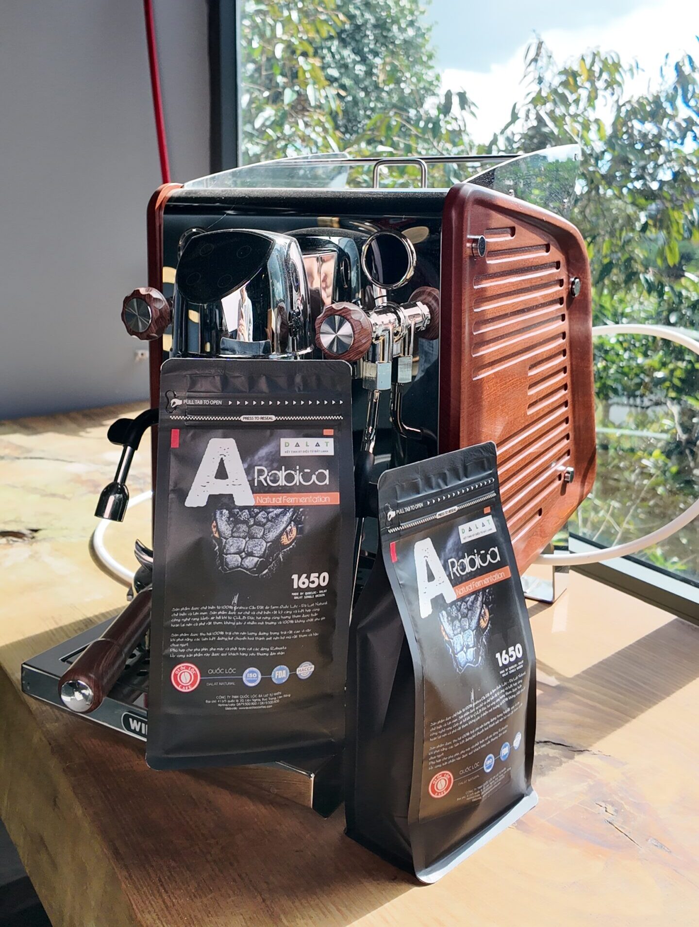 Sản phẩm cà phê Arabica rang mộc của Quốc Lộc Coffee – minh họa cho sự khác biệt giữa cafe trộn và cafe nguyên chất