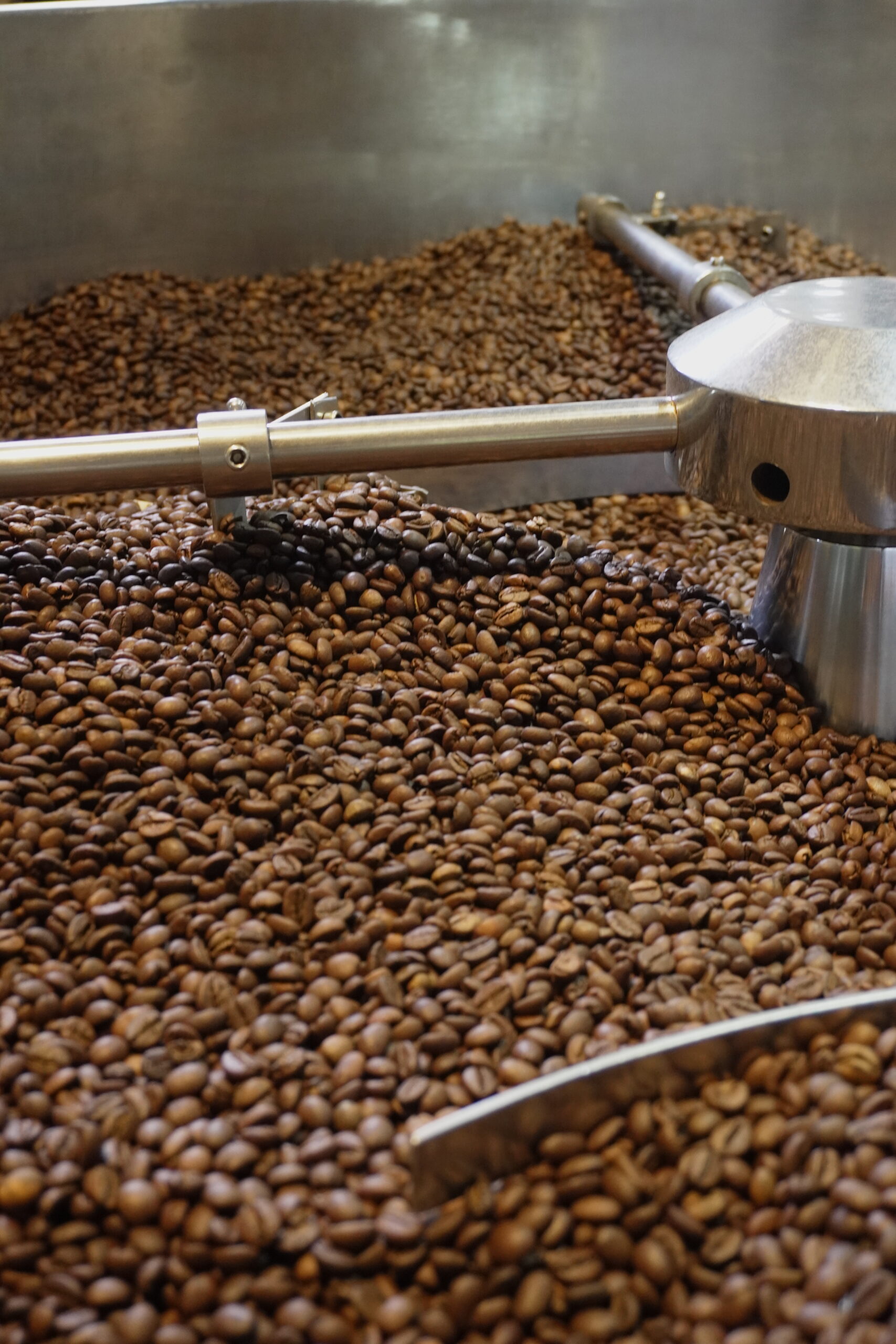 Quy trình sản xuất cafe rang mộc tại xưởng Quốc Lộc với chất lượng ổn định và hương vị đậm đà.