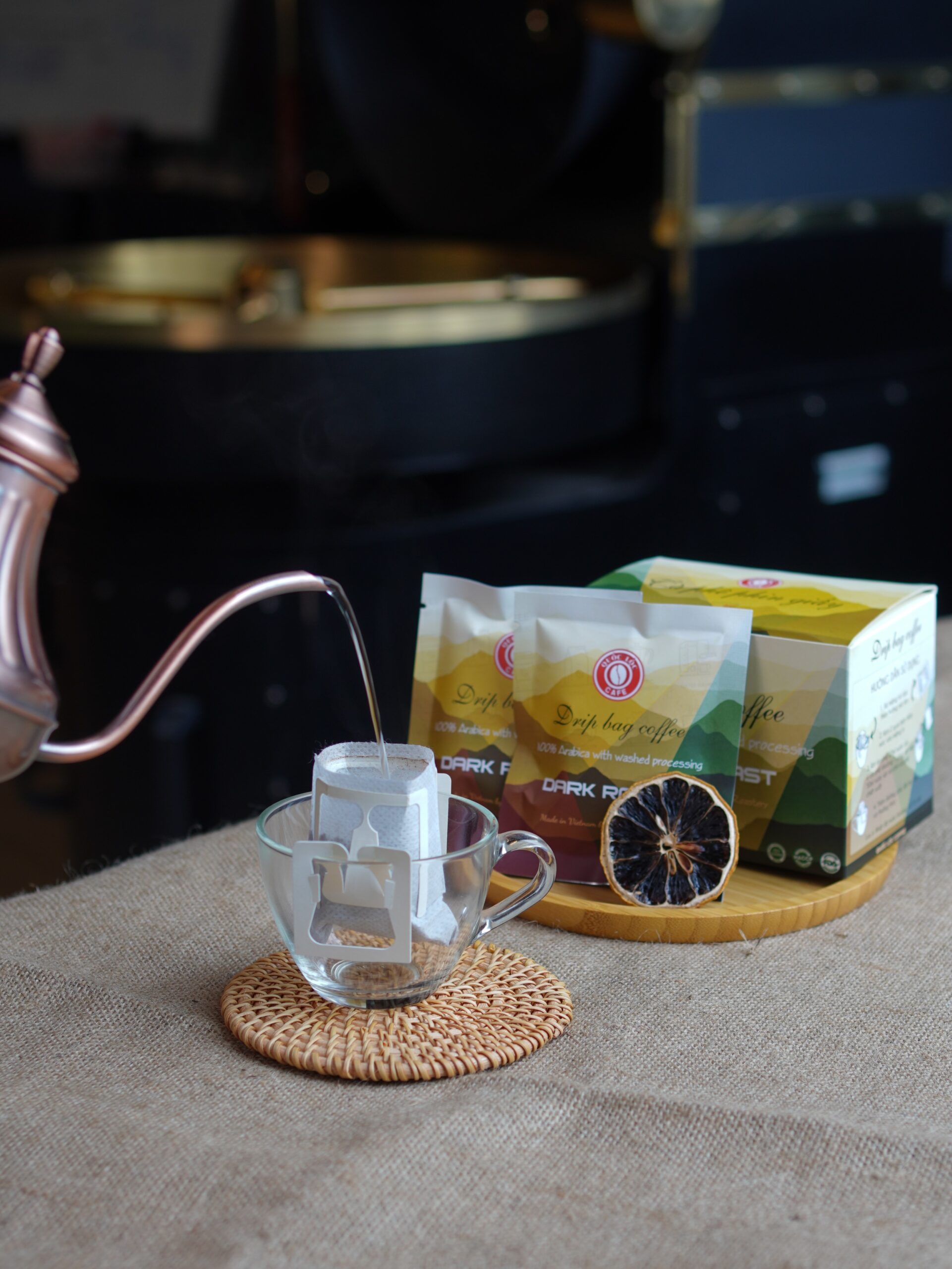 Một trong những cách khắc phục nguyên nhân cafe bị đắng khét - sử dụng nước không quá sôi