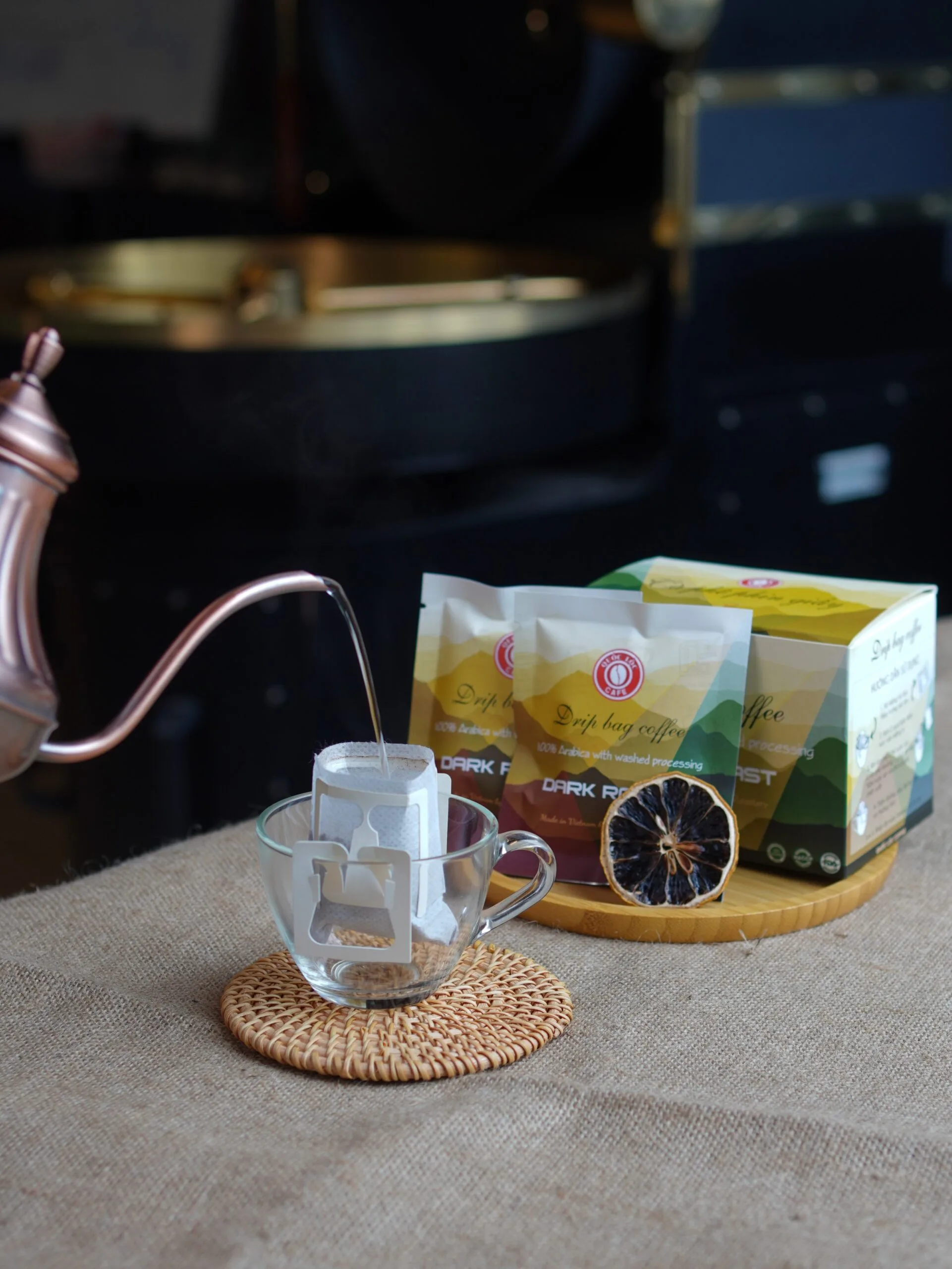 Một trong những cách khắc phục nguyên nhân cafe bị đắng khét - sử dụng nước không quá sôi