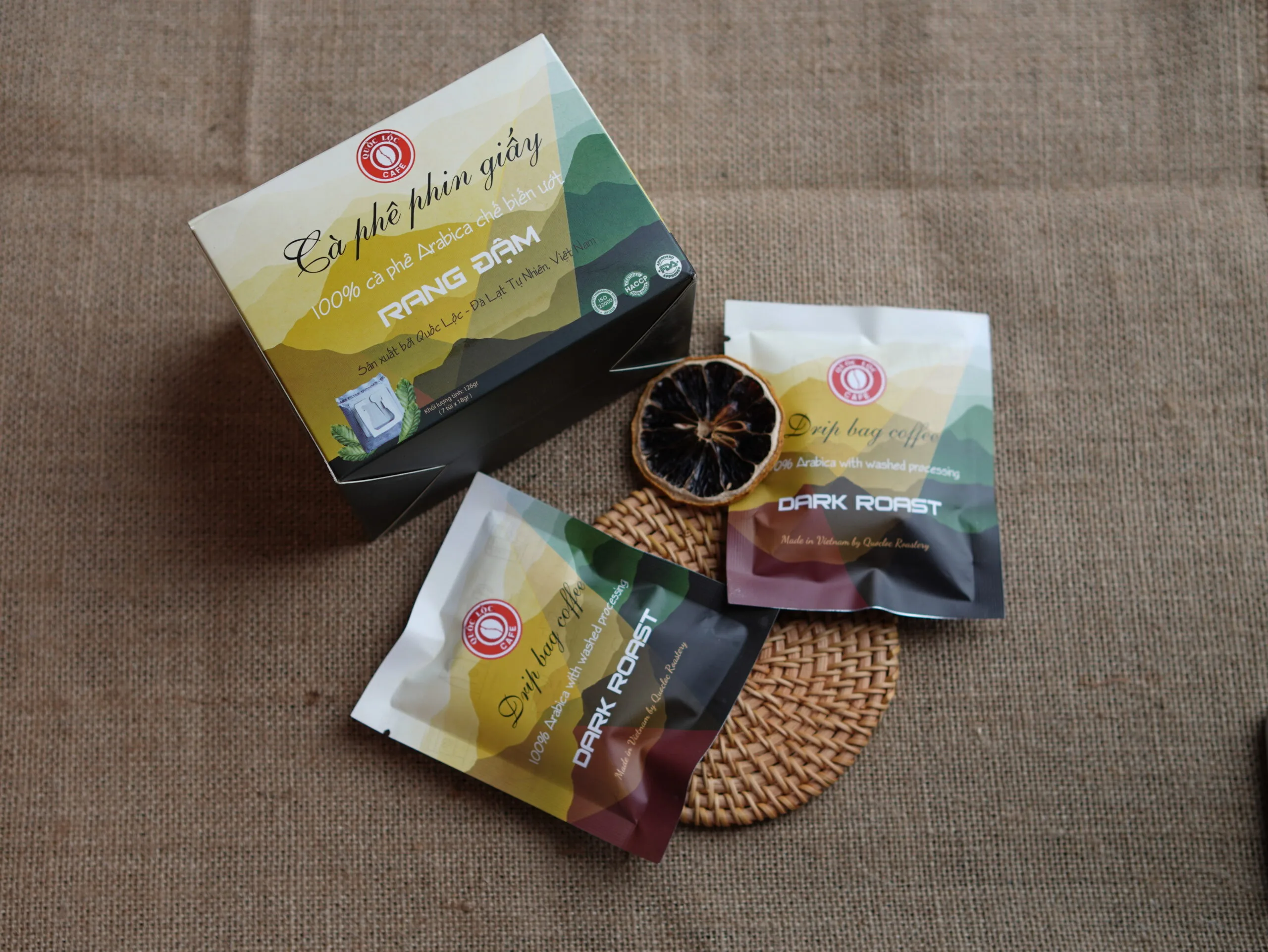 Phin giấy Arabica Dark Roast Quốc Lộc Coffee dạng phin giấy tiện lợi, phù hợp pha nhanh và thưởng thức cà phê rang đậm tại nhà, văn phòng hoặc khi di chuyển.