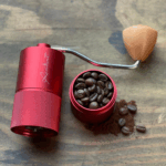 Máy xay cafe cầm tay Radiant S7 Quốc Lộc Coffee màu đỏ, thiết kế nhôm cao cấp, xay mịn đồng đều cho hương vị cà phê chuẩn.