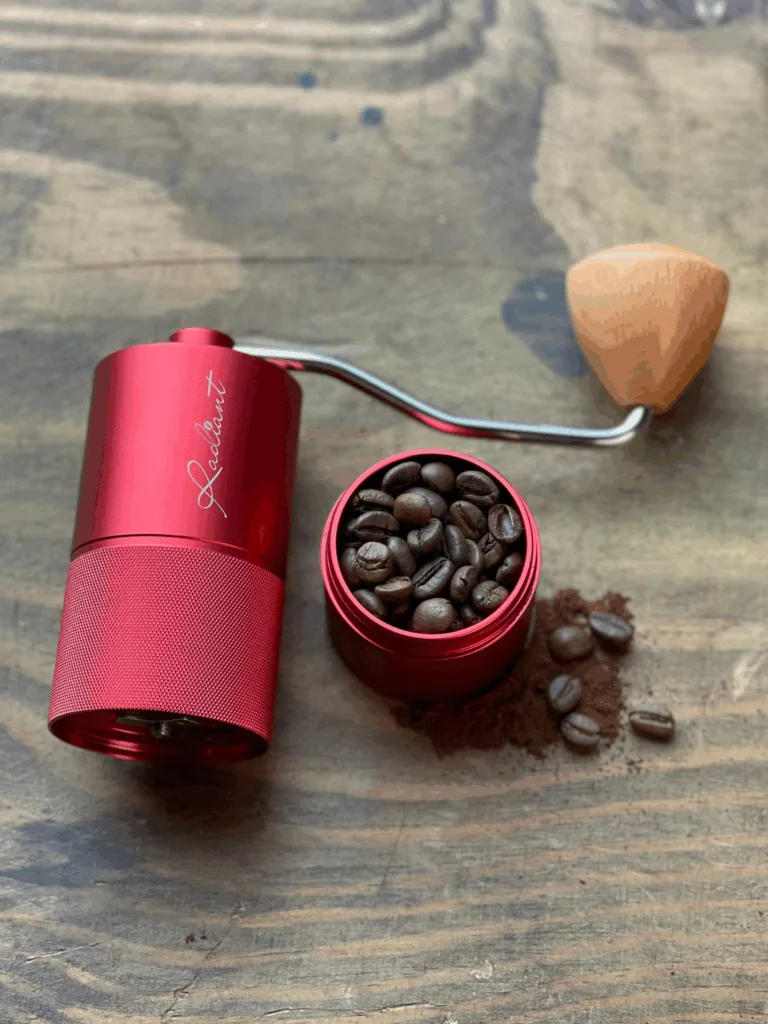 Máy xay cafe cầm tay Radiant S7 Quốc Lộc Coffee màu đỏ, thiết kế nhôm cao cấp, xay mịn đồng đều cho hương vị cà phê chuẩn.