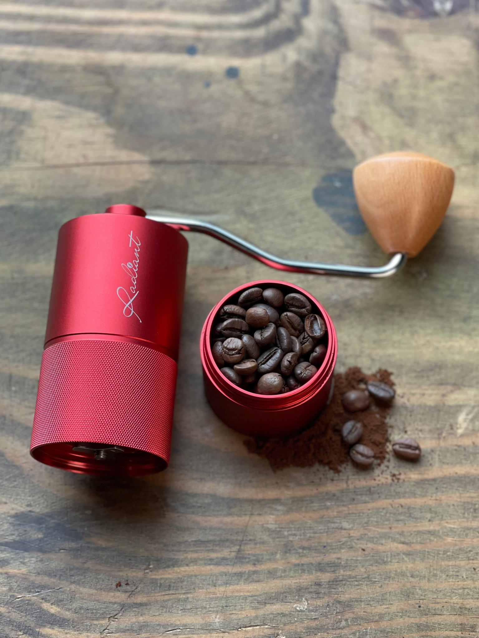 Máy xay cafe cầm tay Radiant S7 Quốc Lộc Coffee màu đỏ, thiết kế nhôm cao cấp, xay mịn đồng đều cho hương vị cà phê chuẩn.