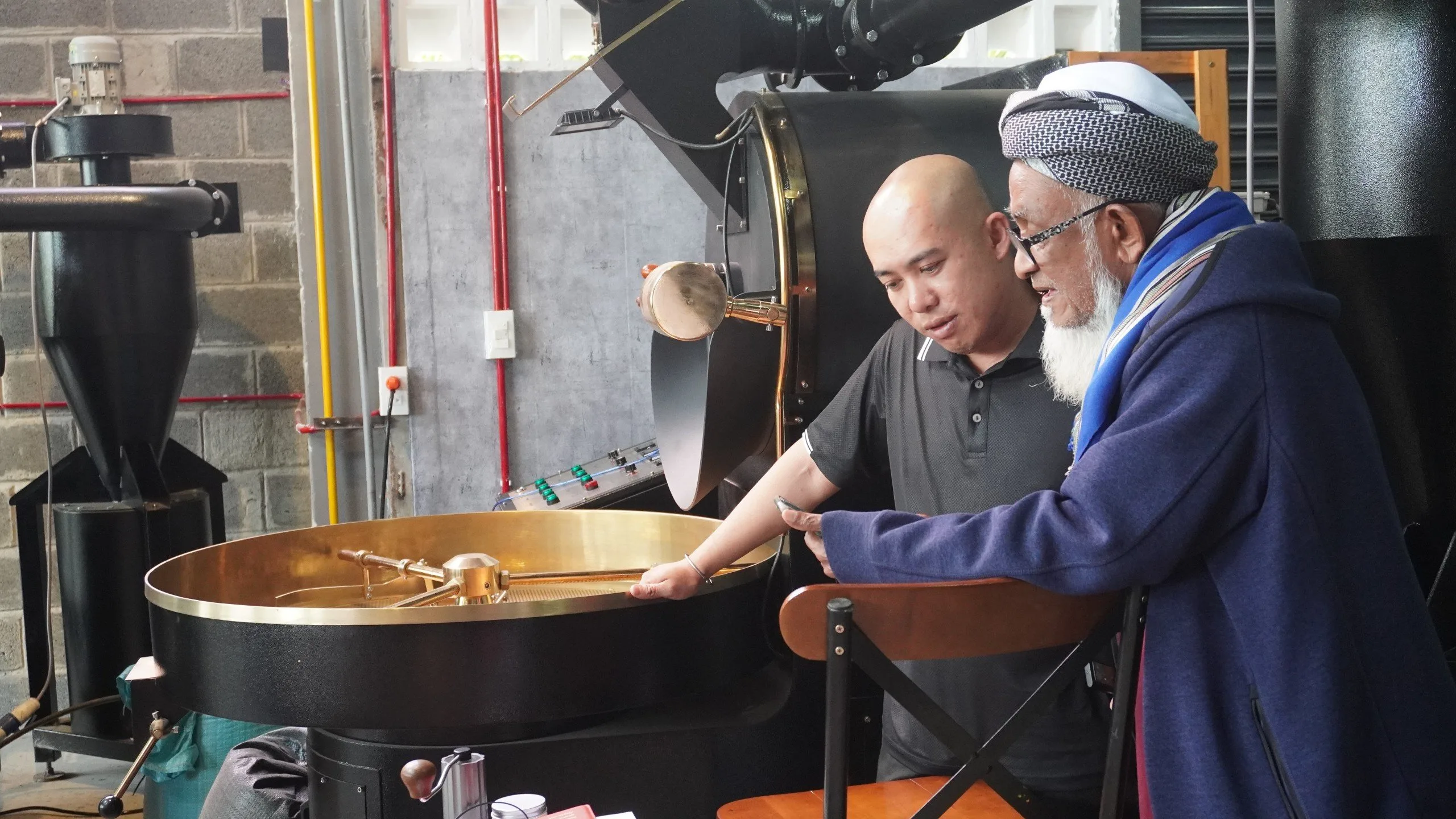Quốc Lộc Coffee là đơn vị chuyên rang xay cà phê nguyên chất, giúp phân biệt rõ cà phê sạch và cà phê pha trộn.