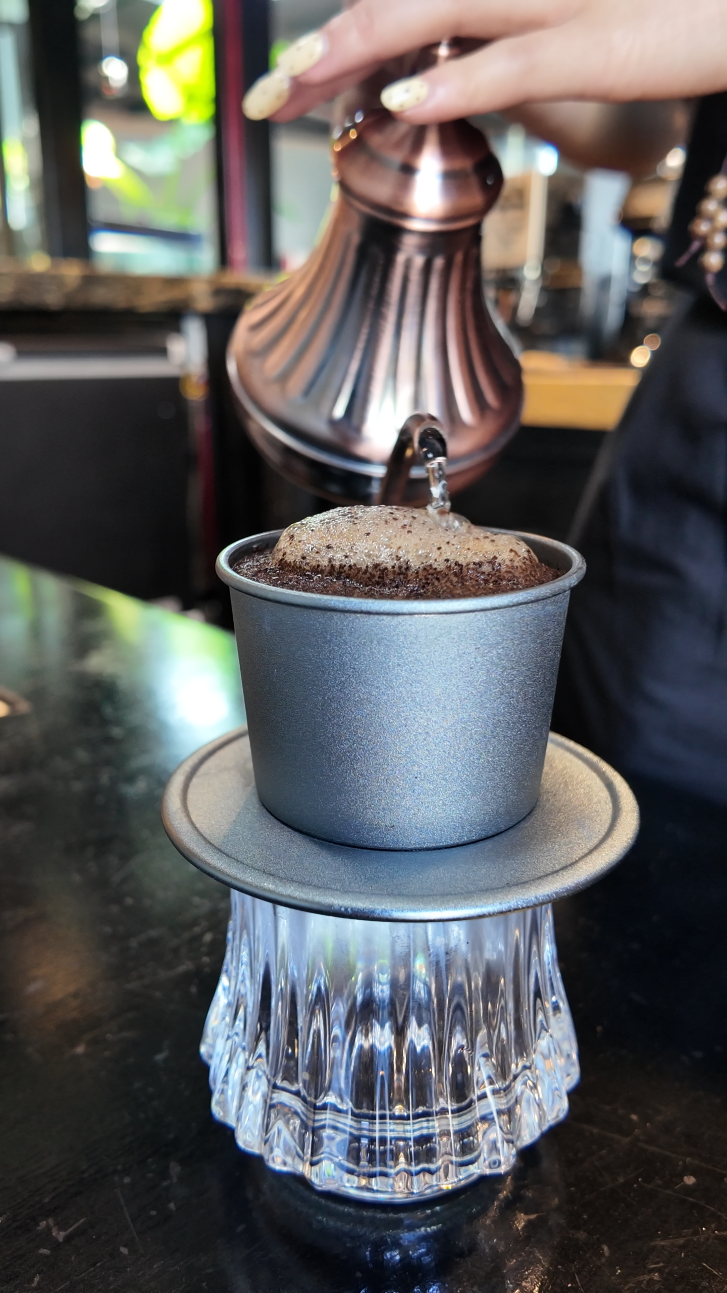 Pha phin là lựa chọn phổ biến với nhiều mô hình cà phê cho quán, ưu tiên cà phê nguyên chất để nước chiết xuất trong, không đục và không gắt