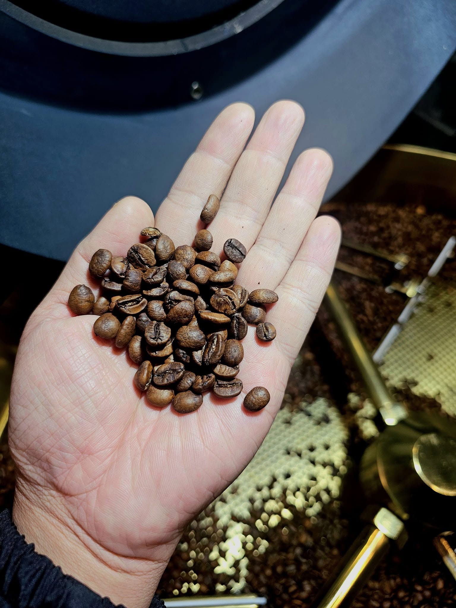 Cà phê rang xay nguyên chất có màu hạt tự nhiên – lý do vì sao cà phê nguyên chất không đen đặc như cà phê pha trộn