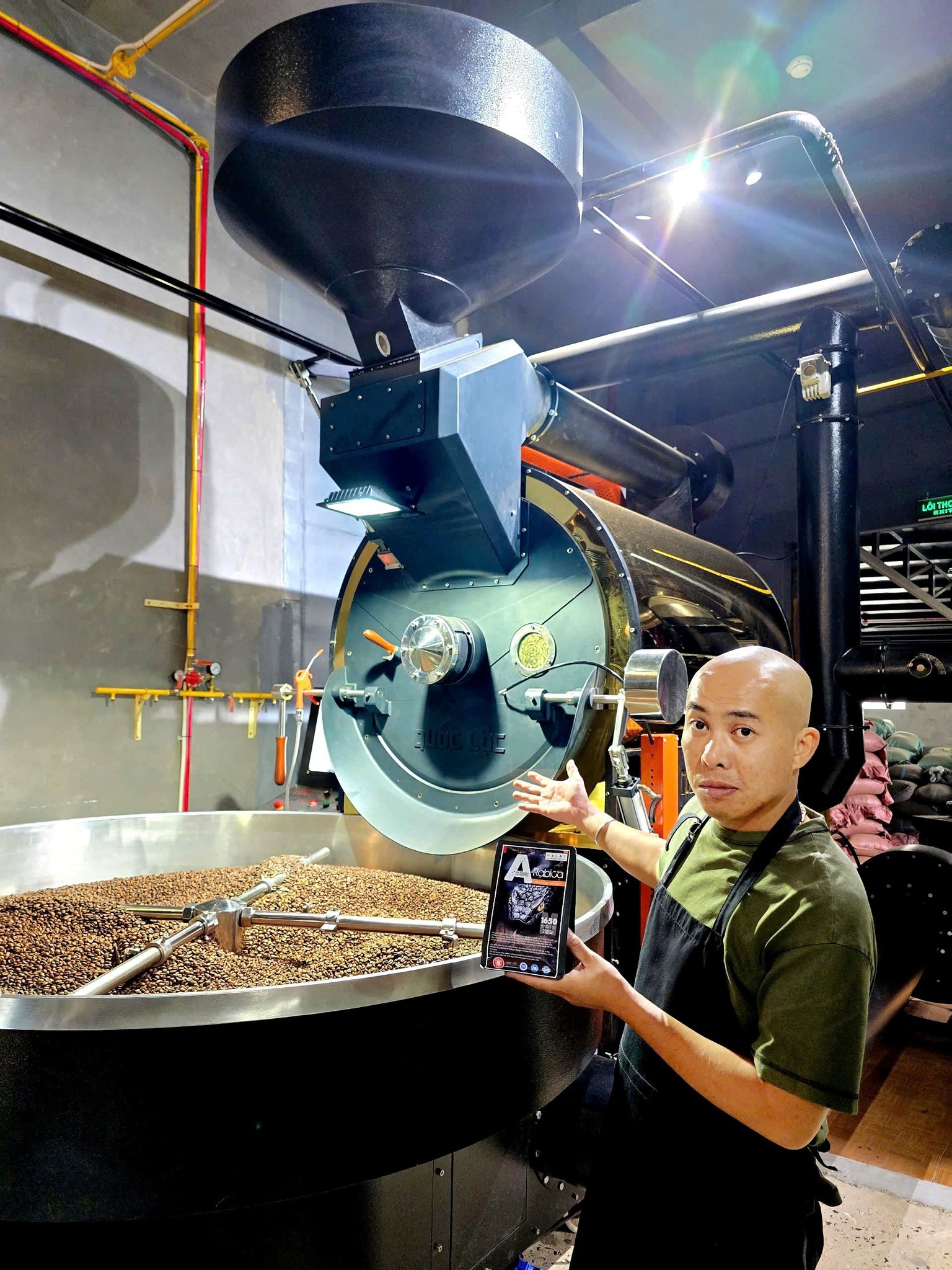 Rang mộc đúng kỹ thuật giúp giữ màu hạt tự nhiên, lý giải vì sao cà phê nguyên chất không đen đặc khi pha