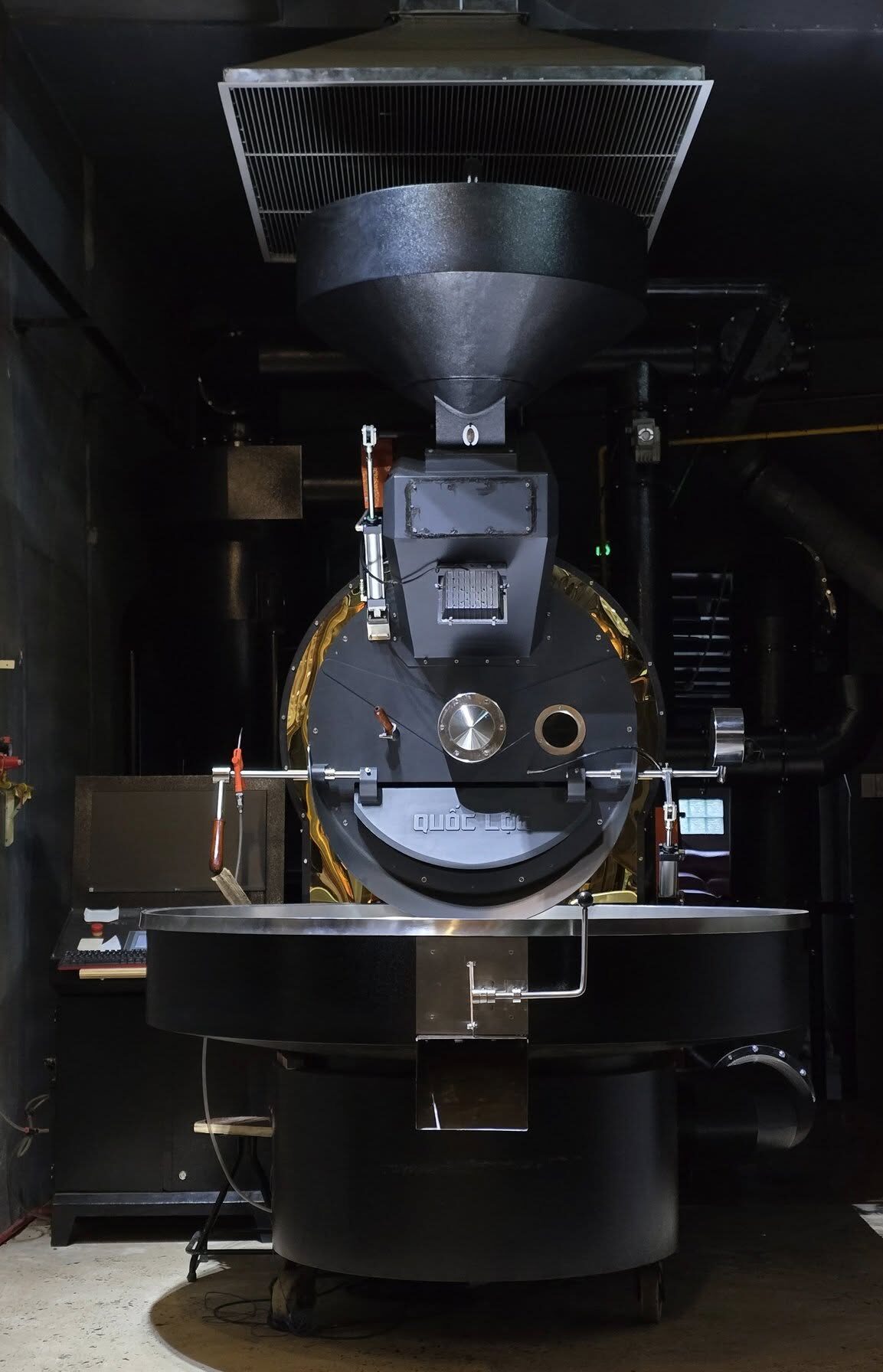 Hệ thống rang cà phê Hot Air tuần hoàn khí tại Quốc Lộc Coffee – nhà cung cấp cà phê nguyên chất uy tín, rang mộc không tẩm trộn, đảm bảo chất lượng ổn định