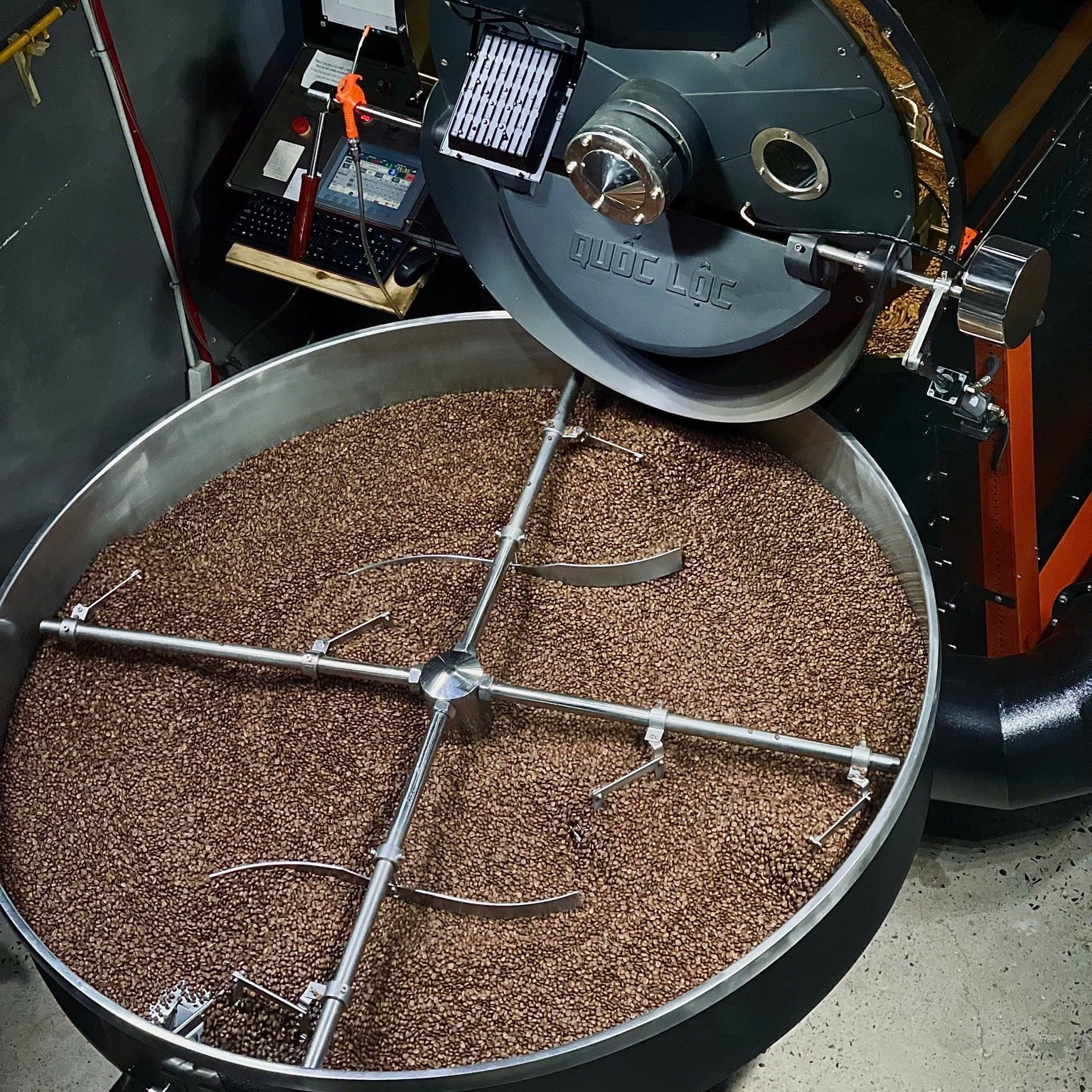 Máy rang cà phê nguyên chất của Quốc Lộc Coffee; giải pháp giúp tránh tình trạng cà phê trộn gây hư máy espresso.