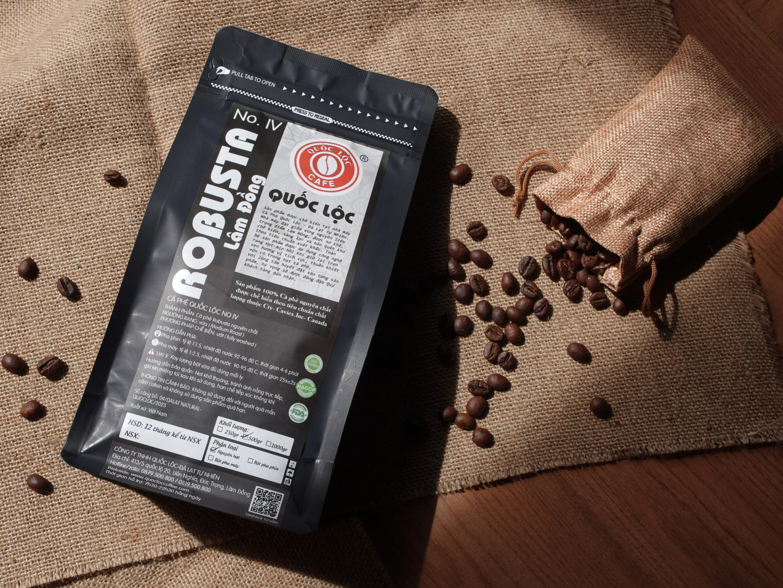 Cà phê rang mộc Quốc Lộc Coffee được đóng gói trong bao bì màng nhôm nhiều lớp, van 1 chiều giữ trọn hương thơm – tiêu chí quan trọng của nhà cung cấp cà phê nguyên chất uy tín.
