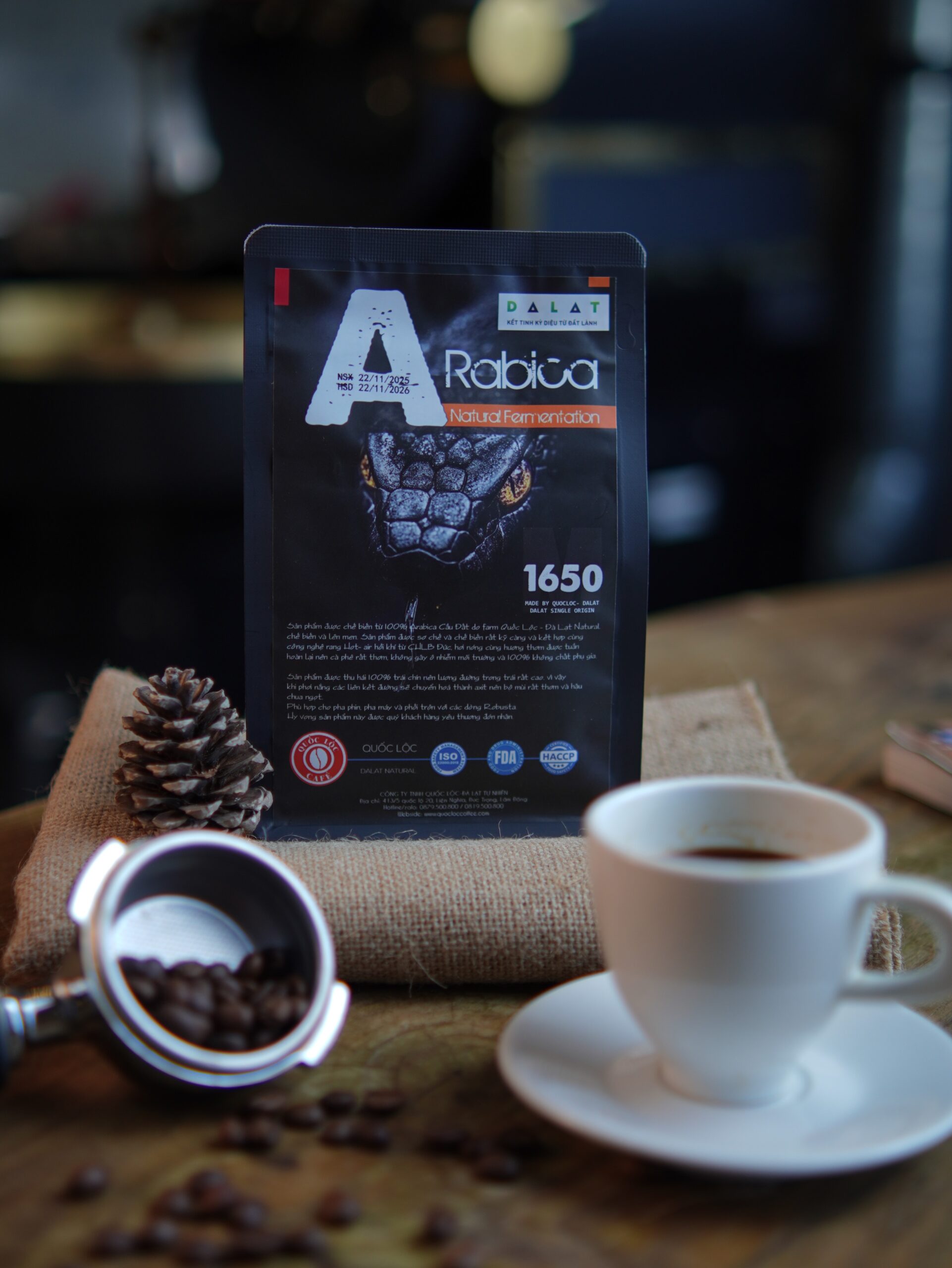 Cà phê rang mộc Arabica đóng gói túi màng nhôm 250g có van 1 chiều, giúp chia nhỏ và bảo quản cà phê tốt hơn