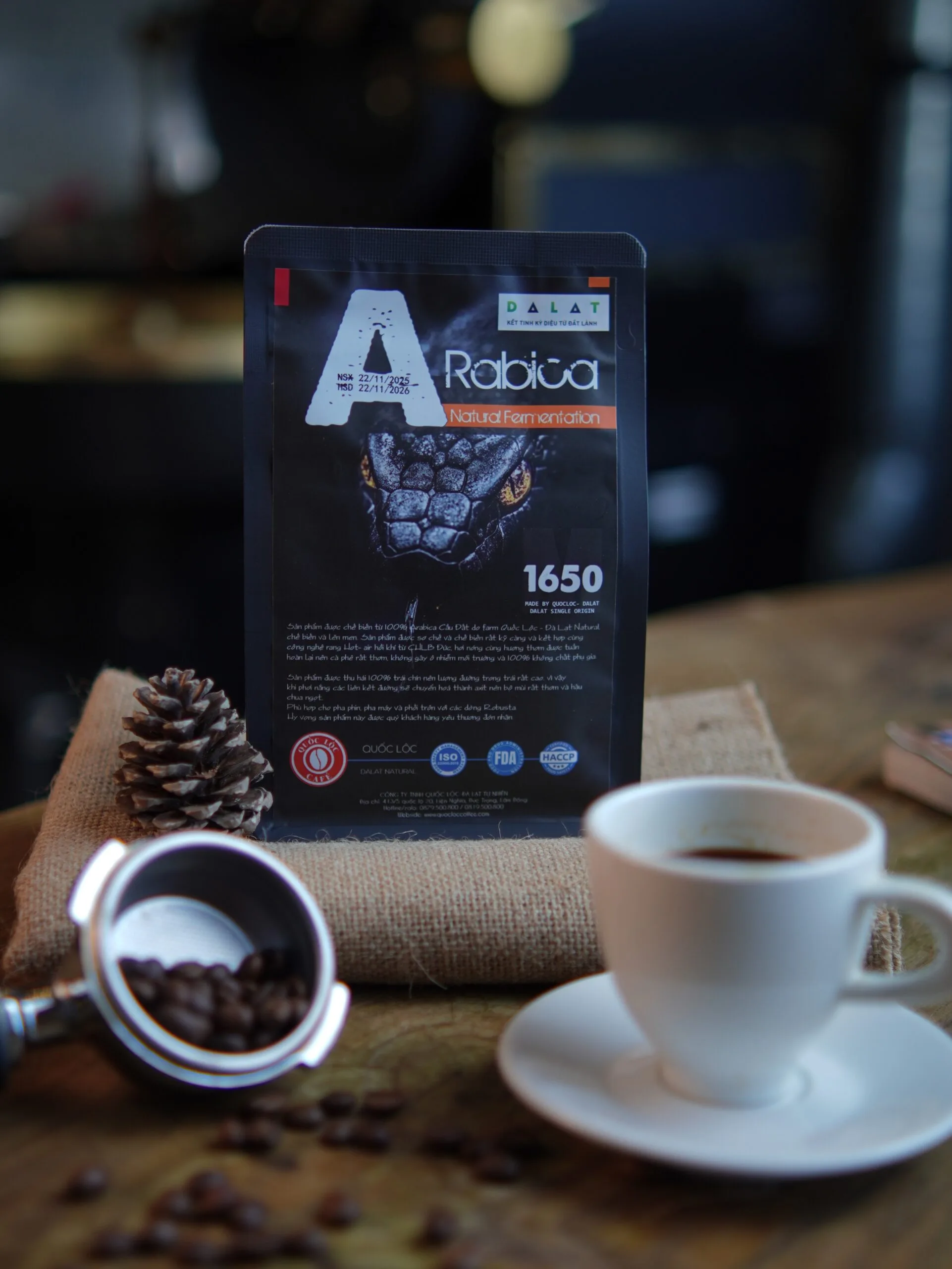 Cà phê rang mộc Arabica đóng gói túi màng nhôm 250g có van 1 chiều, giúp chia nhỏ và bảo quản cà phê tốt hơn