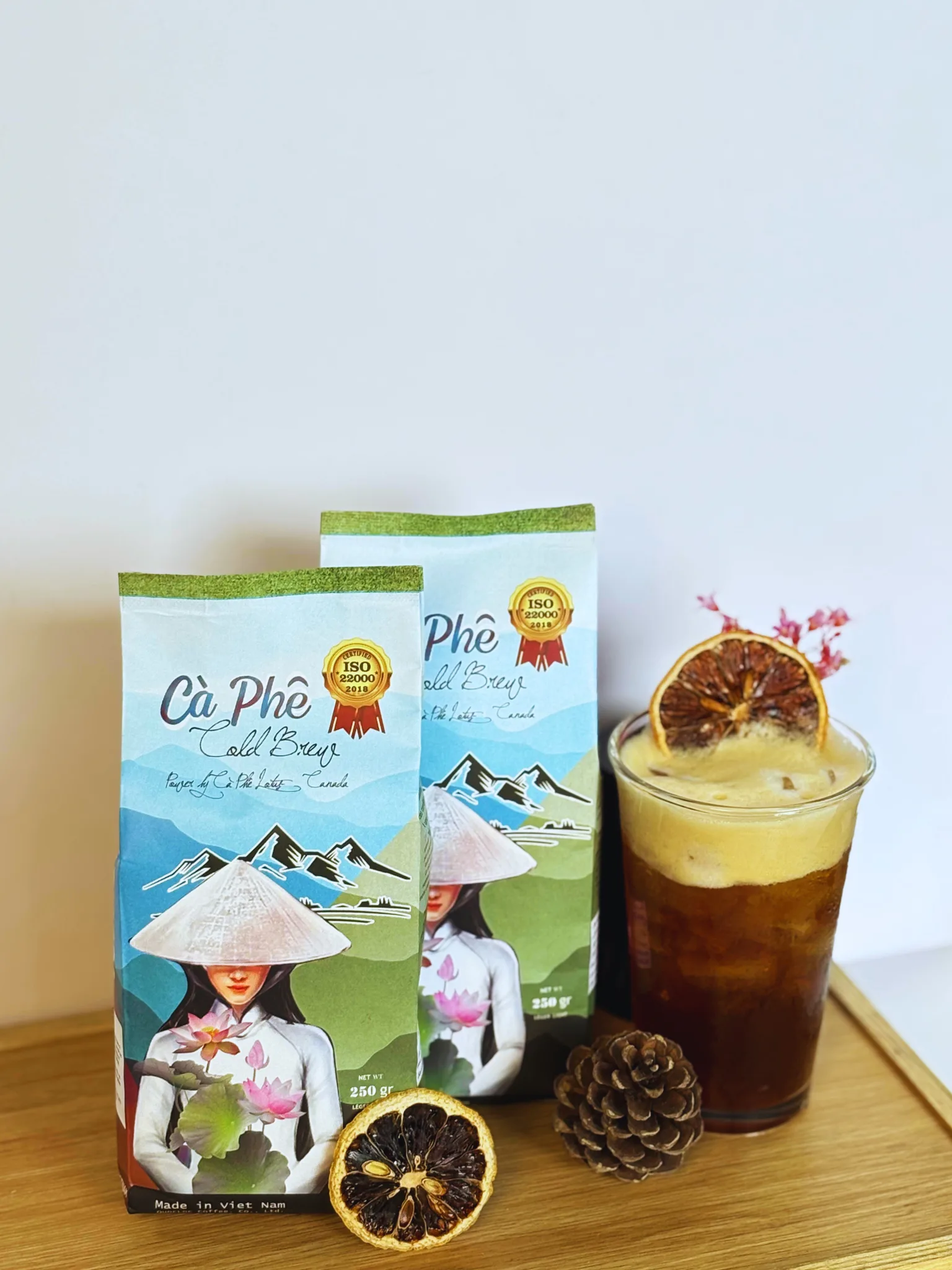 Cold Brew Quốc Lộc Coffee được rang light theo đúng profile rang cà phê, mang lại hương vị tươi sáng và thanh nhẹ.c