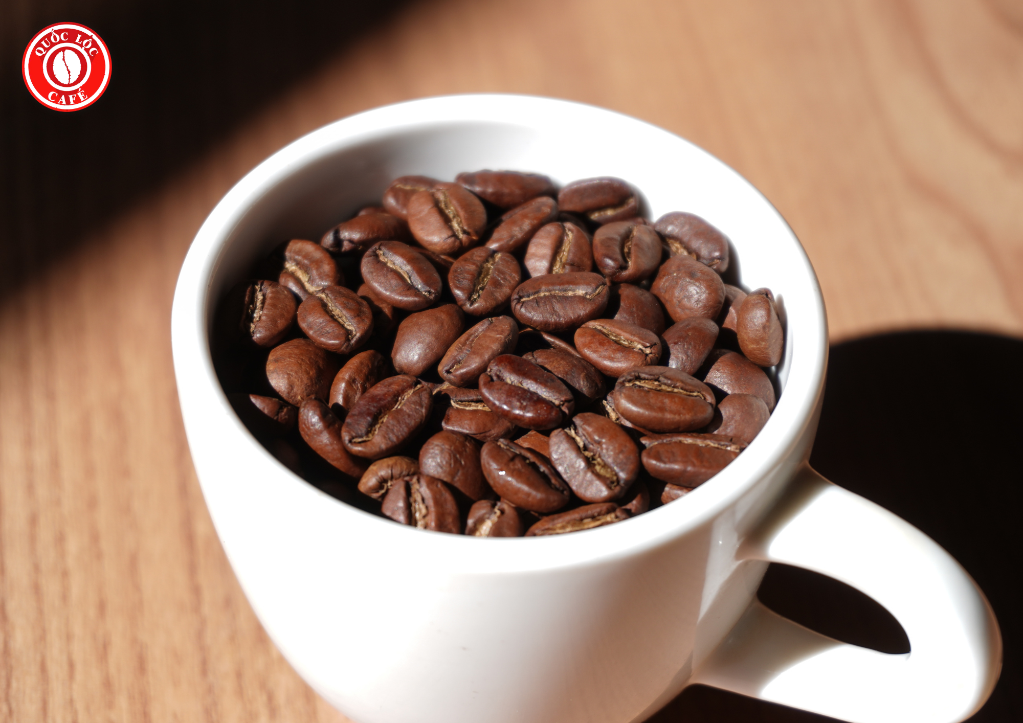 Hạt cà phê rang mộc nguyên hạt giúp bảo quản cà phê tốt hơn và giữ hương lâu hơn so với cà phê xay.