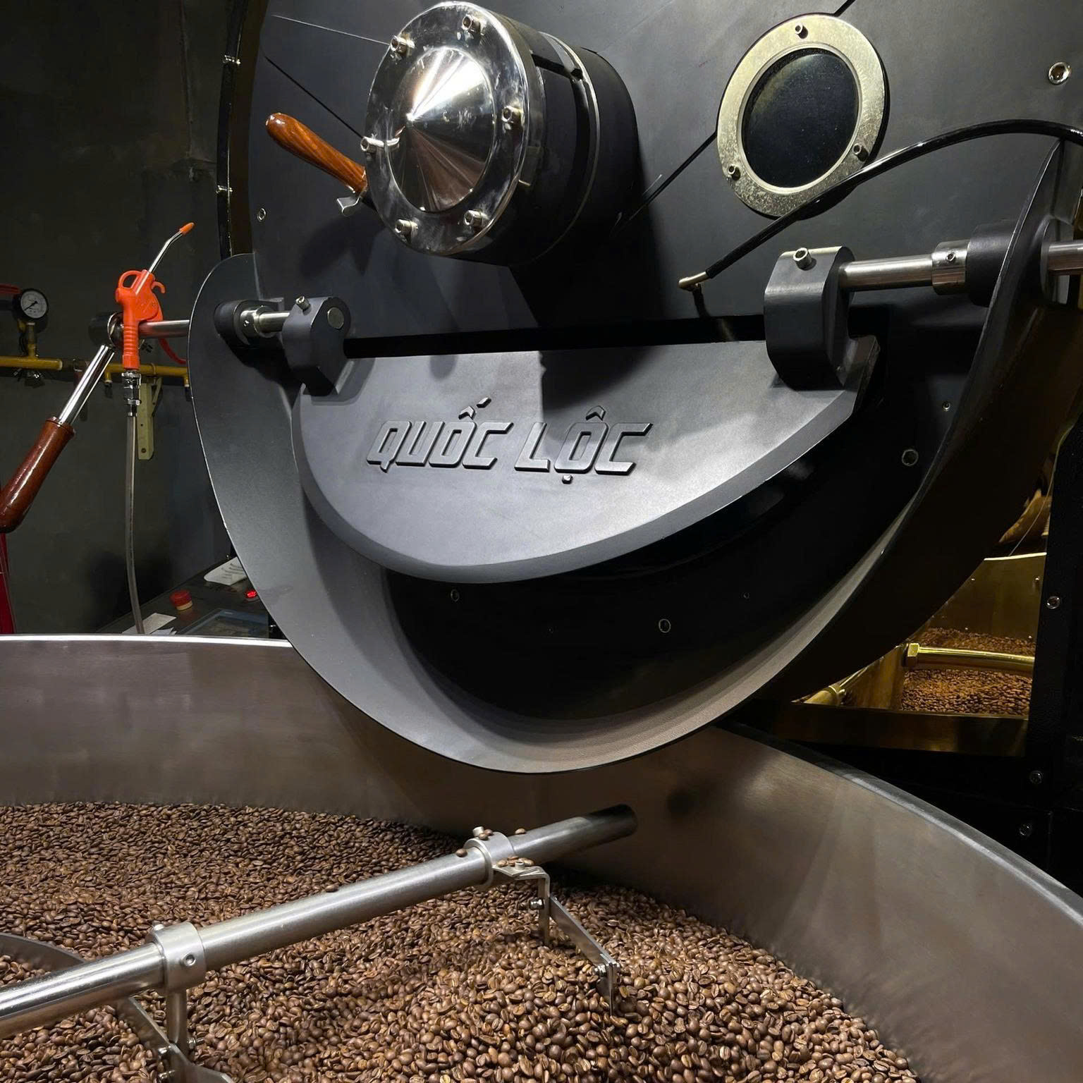 Máy rang cà phê hiện đại tại Quốc Lộc Coffee – minh họa cho bài viết vì sao cà phê nguyên chất không gây hồi hộp như cà phê tẩm