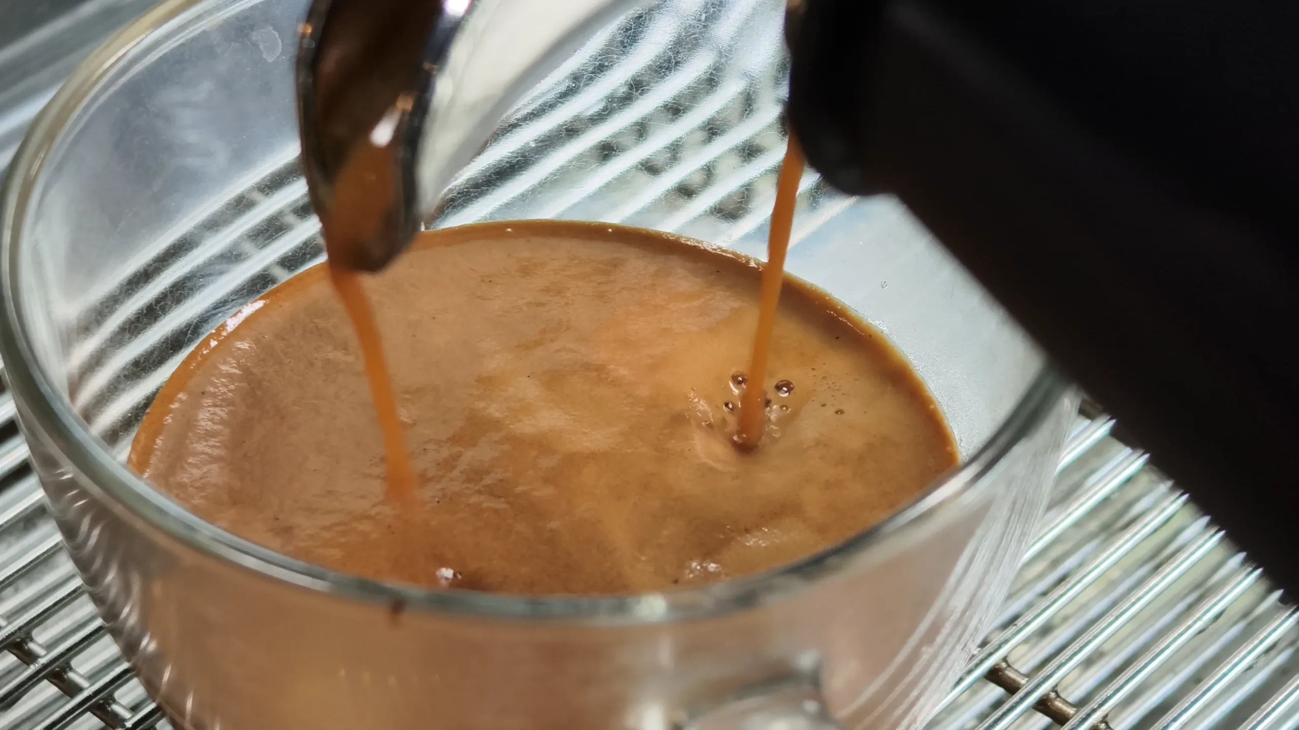 Chất lượng tách espresso phụ thuộc rất lớn vào quá trình rang. Máy rang cafe hot air giúp hạt chín đều, tạo nền hương rõ ràng và crema ổn định khi chiết xuất.
