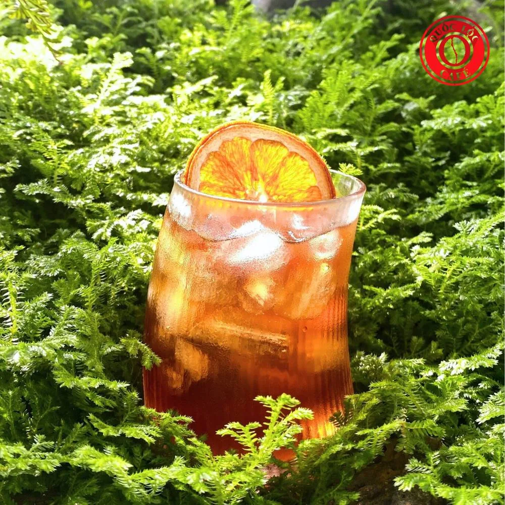 Cold brew nên chọn Arabica rang light medium để khi pha cùng cam vẫn giữ được hương thơm tự nhiên, vị thanh nhẹ và hậu ngọt – phong cách cold brew được Quốc Lộc Coffee ưu tiên.