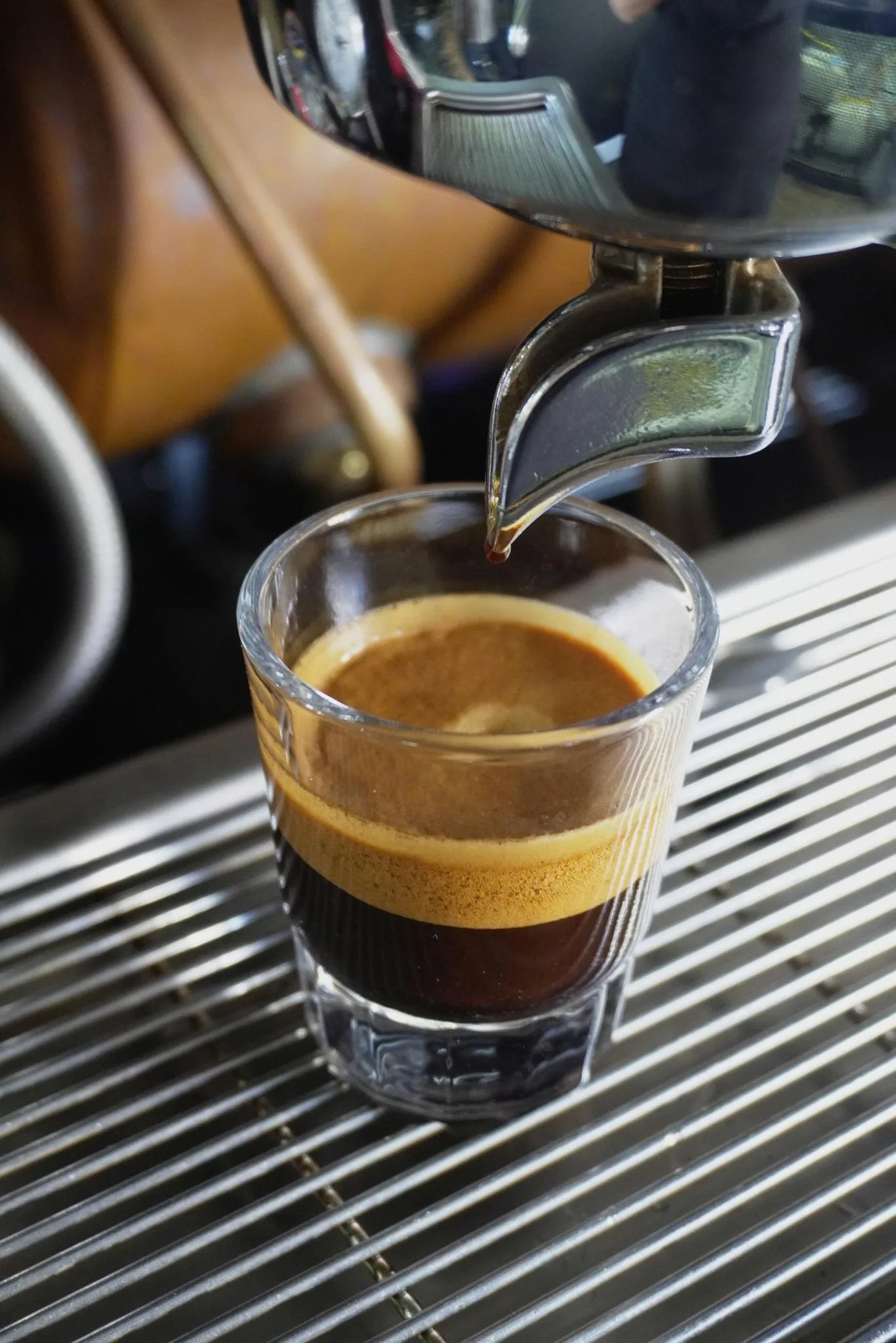Lớp crema dày và bền là đặc điểm dễ nhận thấy khi pha espresso, giải thích vì sao robusta cho crema dày hơn arabica