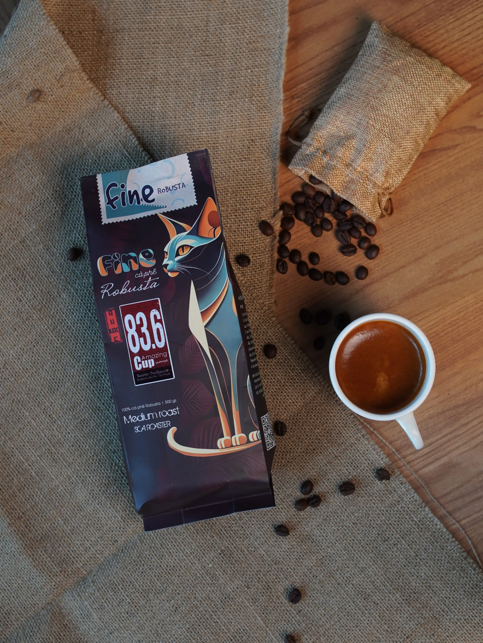 Robusta nhưng lại thơm như Arabica nhờ phương pháp Natural lên men trong quả, mang hương trái cây chín mọng và hậu ngọt rõ ràng.