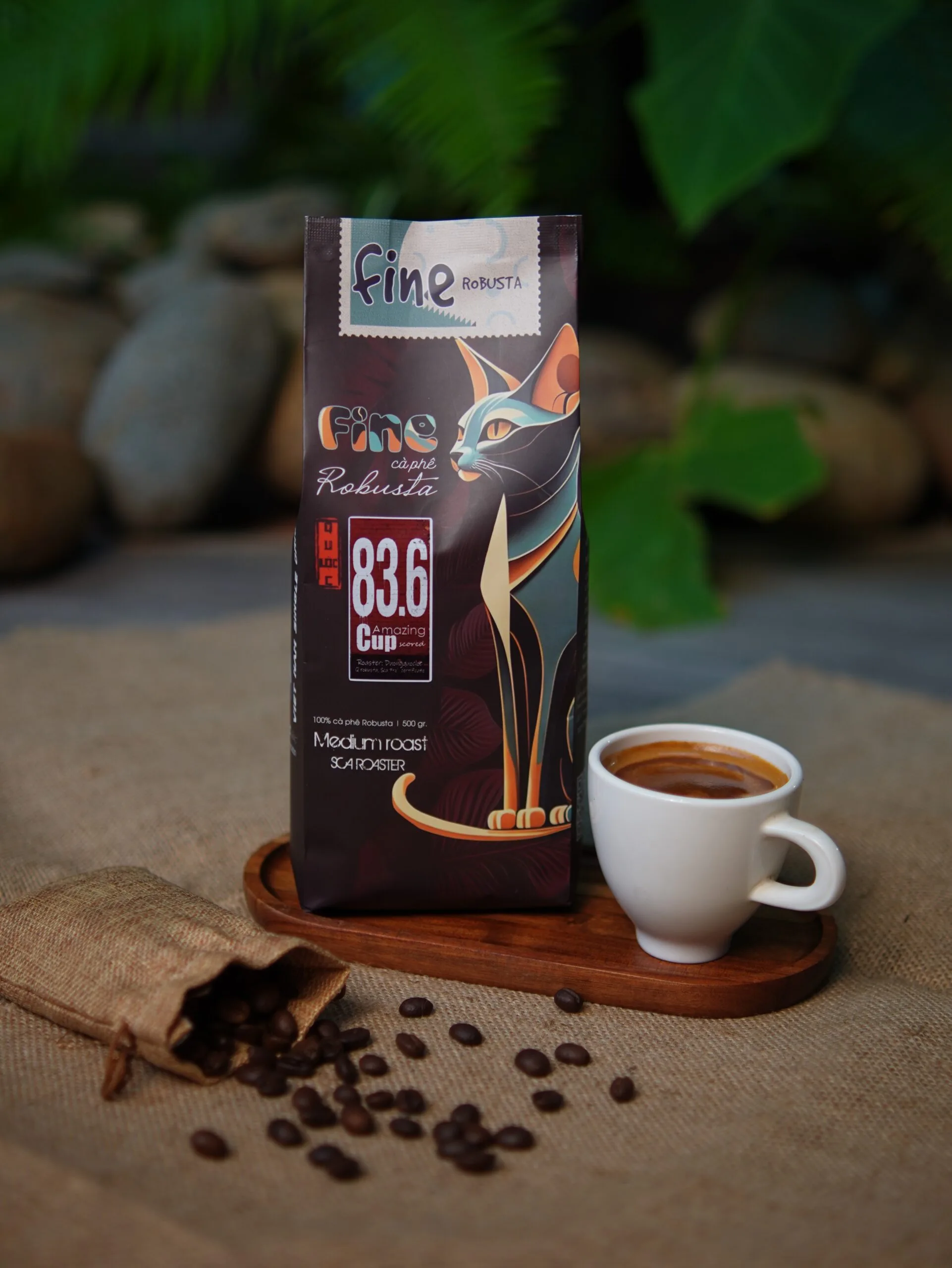 Robusta nhưng lại thơm như Arabica nhờ Fine Robusta Natural lên men trong quả, mang hương trái cây chín mọng và body dày đặc trưng.