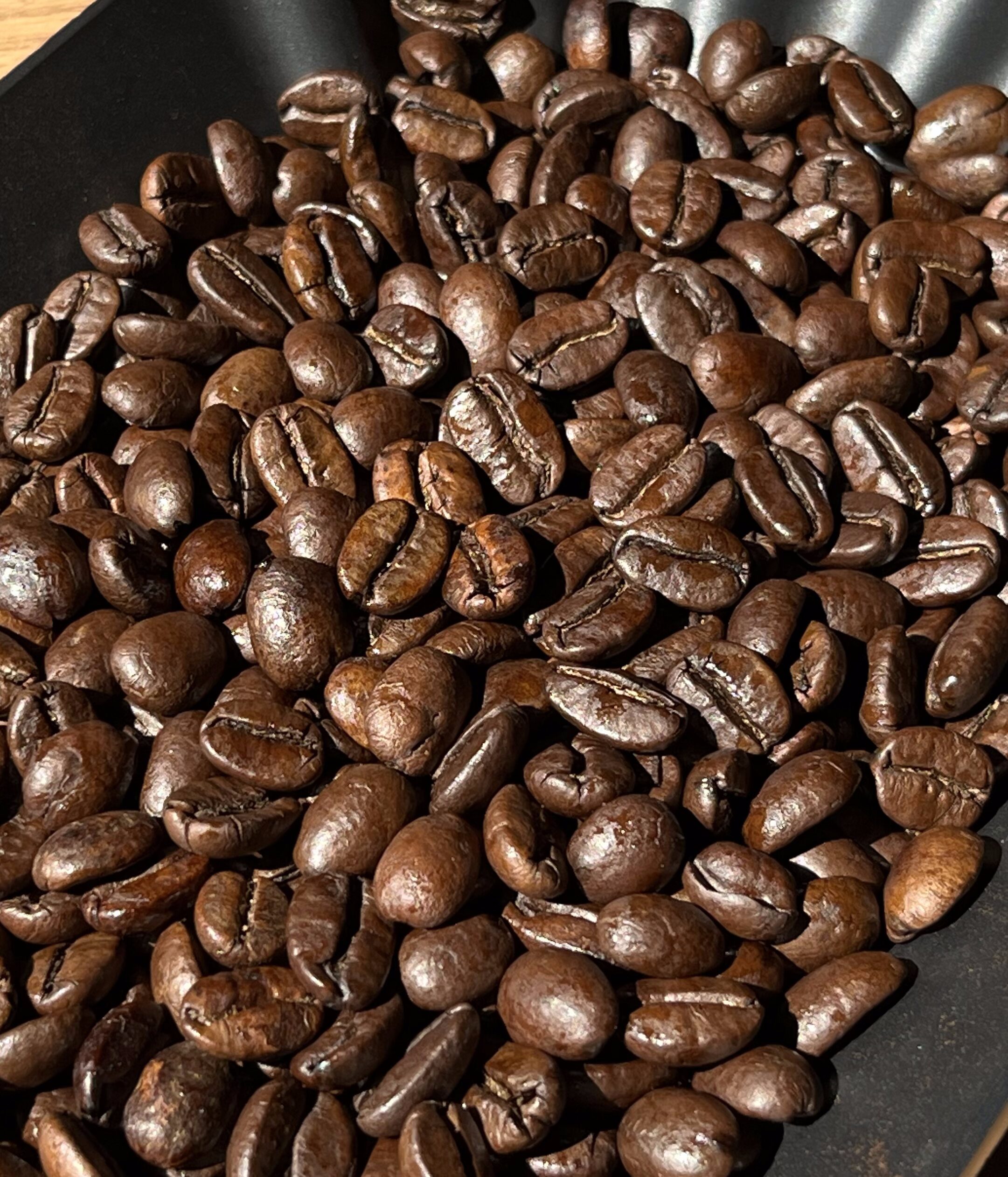 Hạt arabica rang đậm tiết dầu là hiện tượng tự nhiên khi rang sâu – phản ánh mức độ rang, không phải cà phê hư hay lỗi chất lượng.