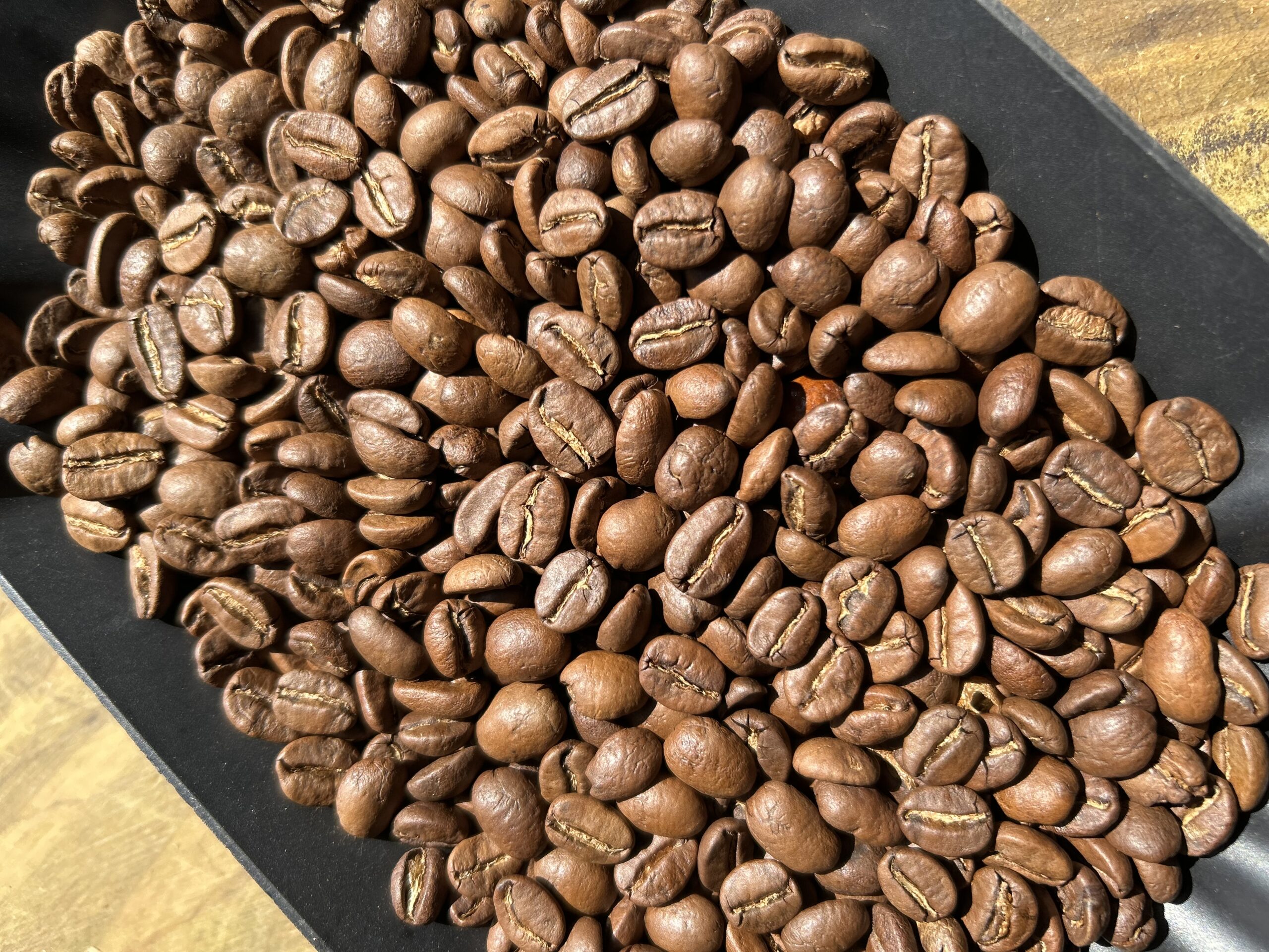 Cold brew nên chọn Arabica rang light medium để giữ trọn hương thơm tự nhiên, vị thanh và hậu ngọt dễ uống – lựa chọn được Quốc Lộc Coffee ưu tiên cho chiết xuất lạnh.