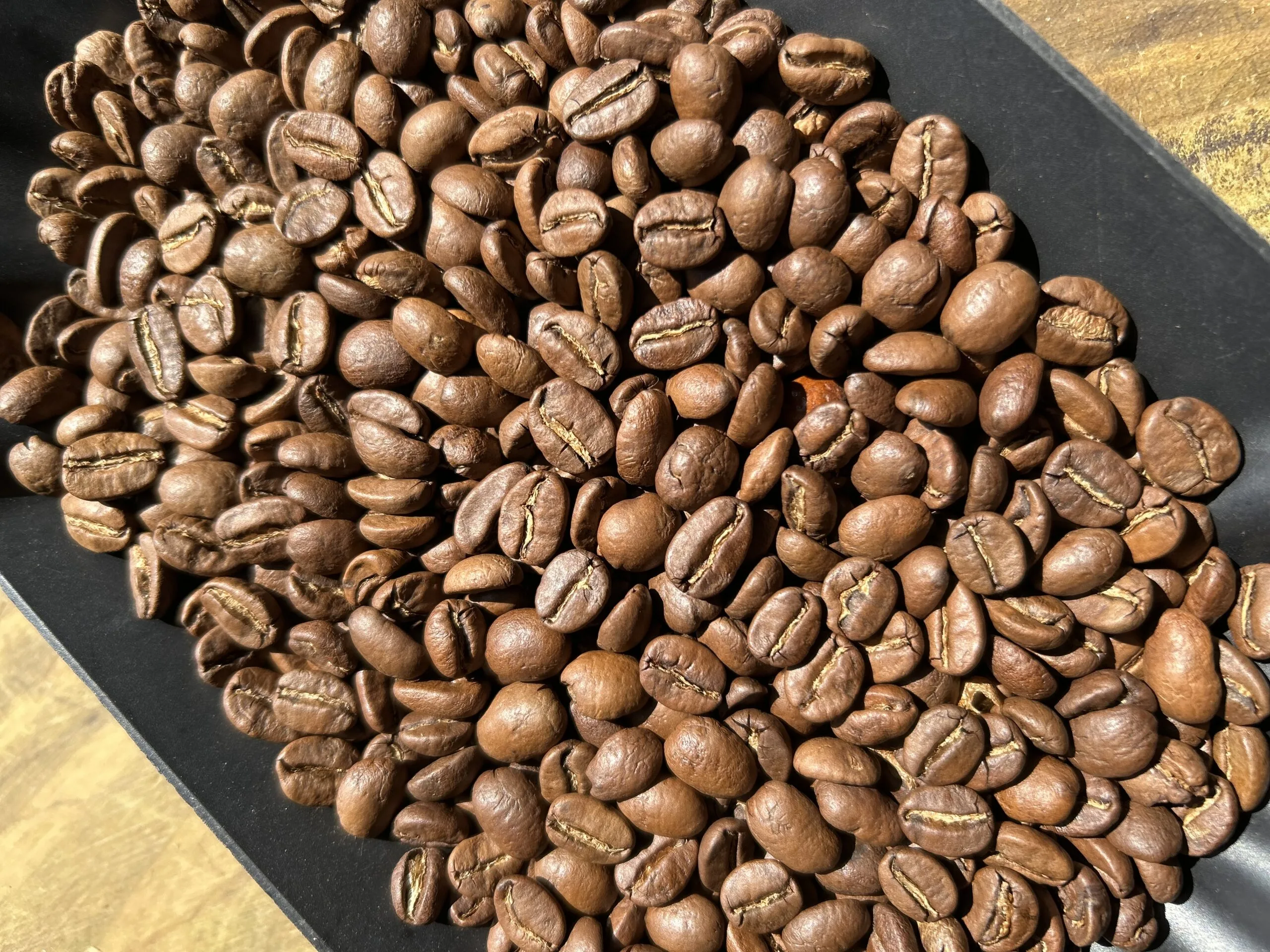 Cold brew nên chọn Arabica rang light medium để giữ trọn hương thơm tự nhiên, vị thanh và hậu ngọt dễ uống – lựa chọn được Quốc Lộc Coffee ưu tiên cho chiết xuất lạnh.