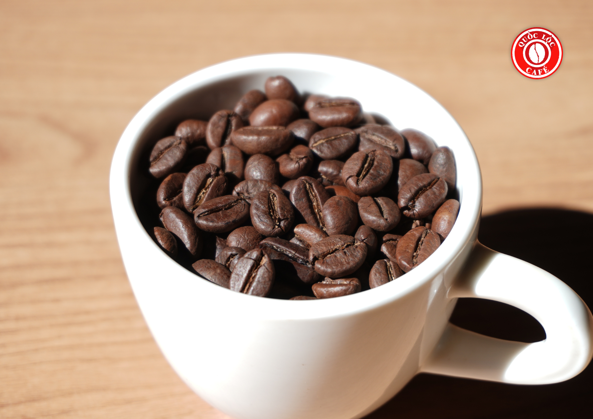 Đặc tính hạt cà phê ảnh hưởng trực tiếp đến crema khi pha máy, trong đó robusta cho crema dày hơn arabica