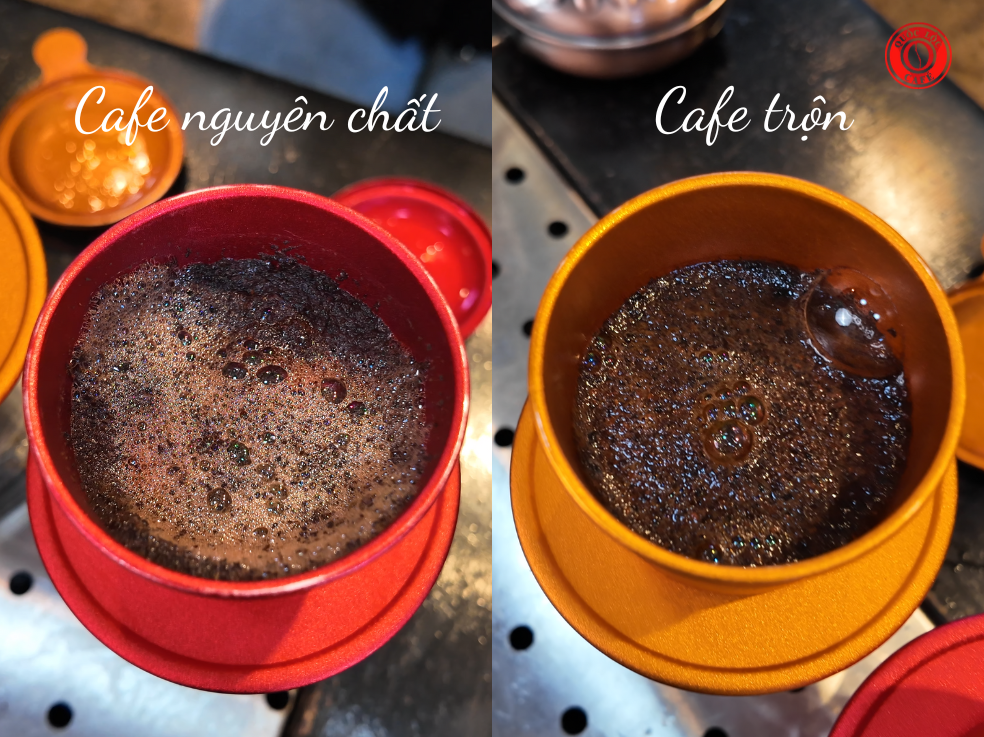 Khi pha phin, cà phê trộn và cà phê nguyên chất thể hiện sự khác biệt rõ ràng ở độ nở của bột và lớp bọt trên bề mặt.