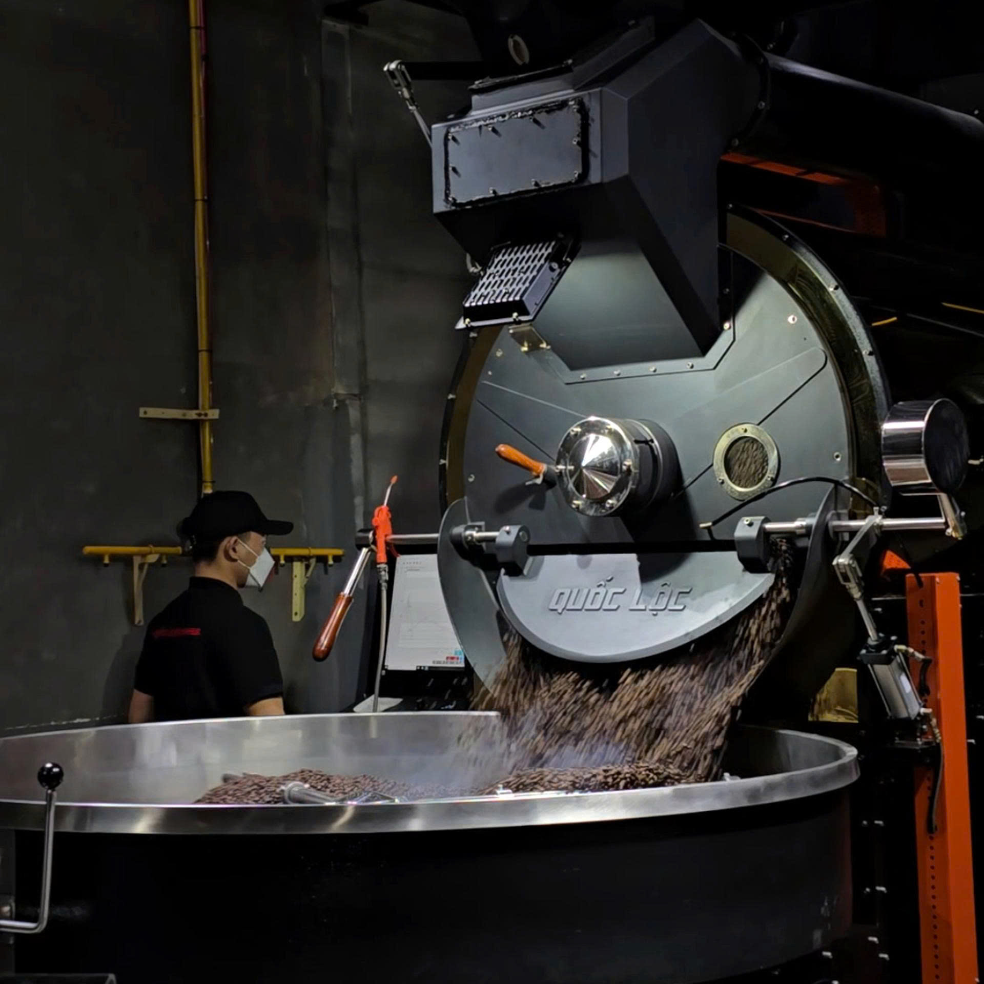 Quá trình rang ảnh hưởng trực tiếp đến lượng CO₂ trong hạt, góp phần lý giải vì sao robusta cho crema dày hơn arabica