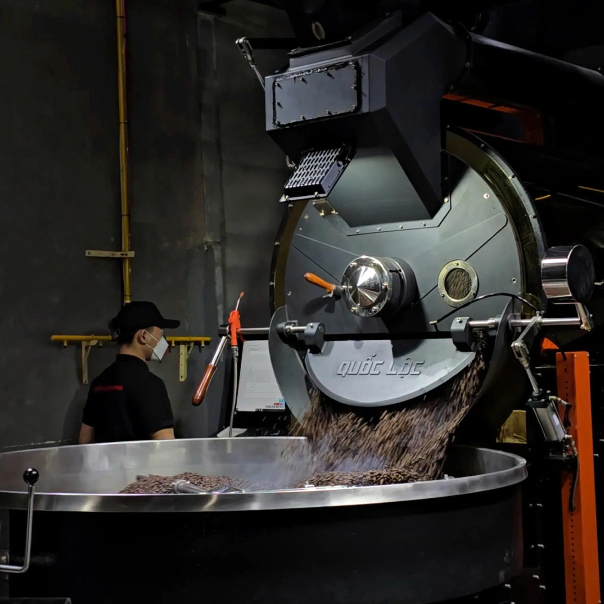 Quá trình rang ảnh hưởng trực tiếp đến lượng CO₂ trong hạt, góp phần lý giải vì sao robusta cho crema dày hơn arabica