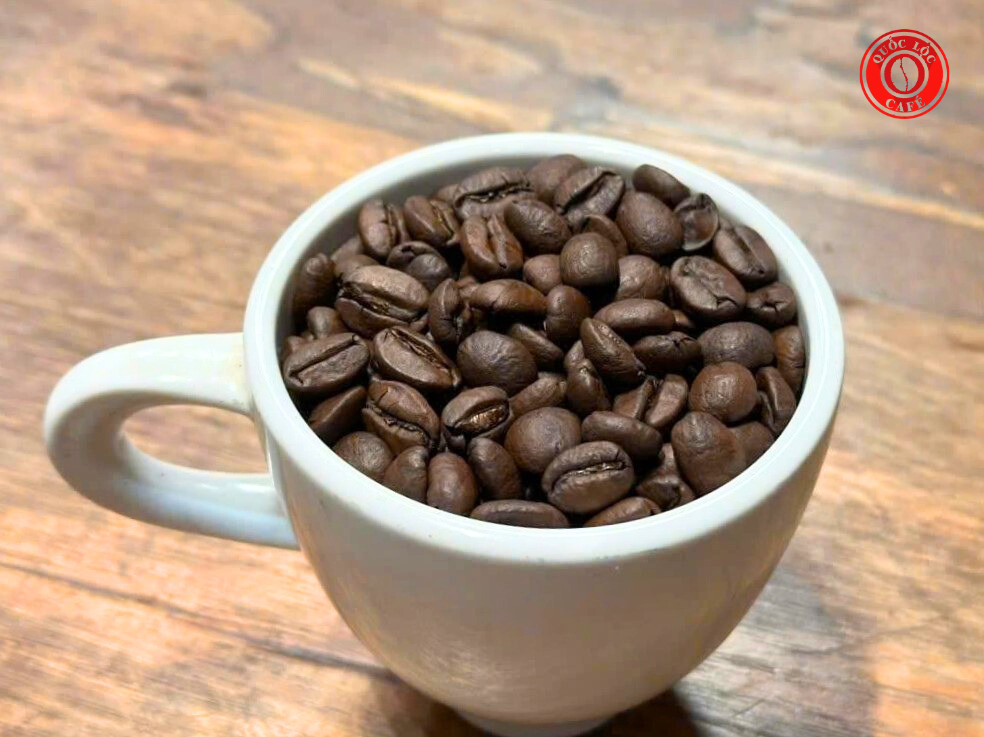 Cà phê trộn và cà phê nguyên chất khác nhau rõ nhất từ hạt cà phê, mùi hương và vị khi pha.