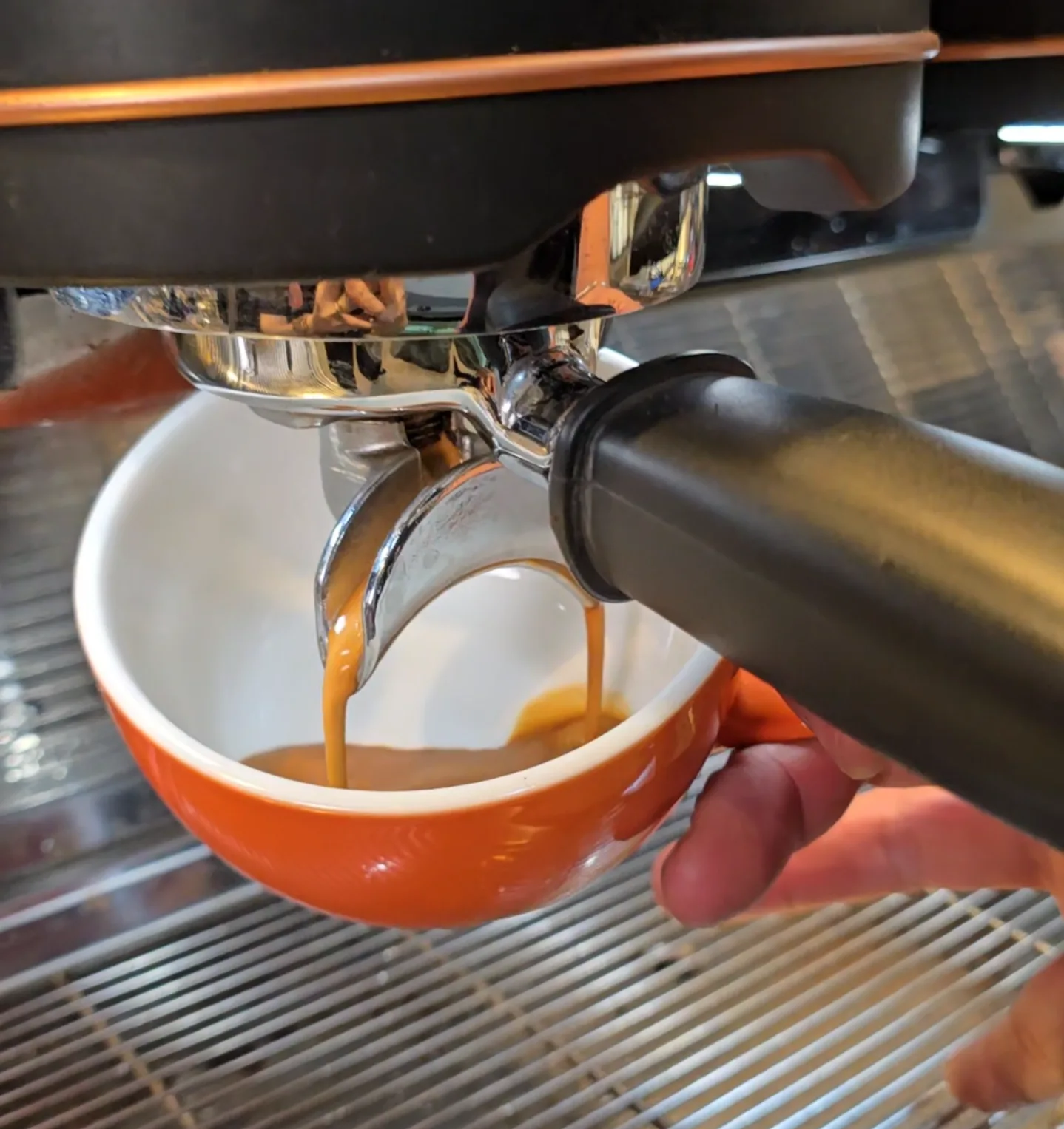 Xay cà phê sẵn hay xay trước khi pha? Cà phê xay tươi giúp tạo crema dày, mịn và giữ trọn hương vị khi pha espresso.