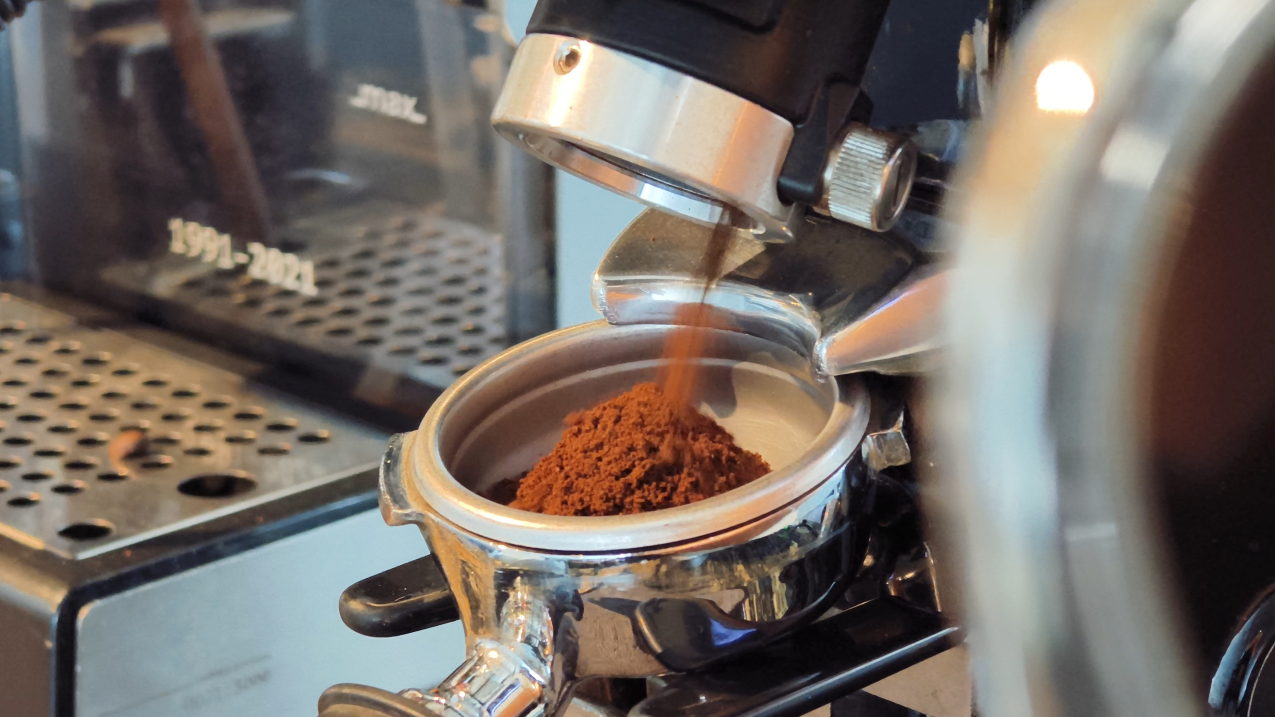 Nhiều quán đầu tư máy pha cà phê đắt tiền, nhưng chất lượng ly espresso vẫn phụ thuộc rất lớn vào độ đồng đều của bột cà phê từ máy xay.