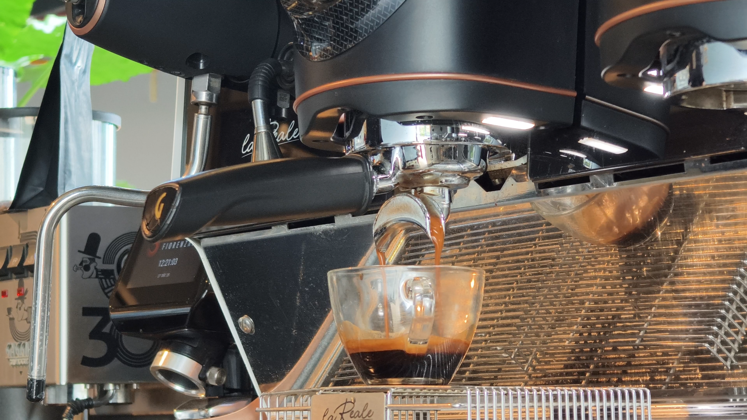 Máy pha cà phê đắt tiền giúp kiểm soát áp suất và nhiệt độ, nhưng chất lượng ly espresso vẫn phụ thuộc nhiều vào máy xay.