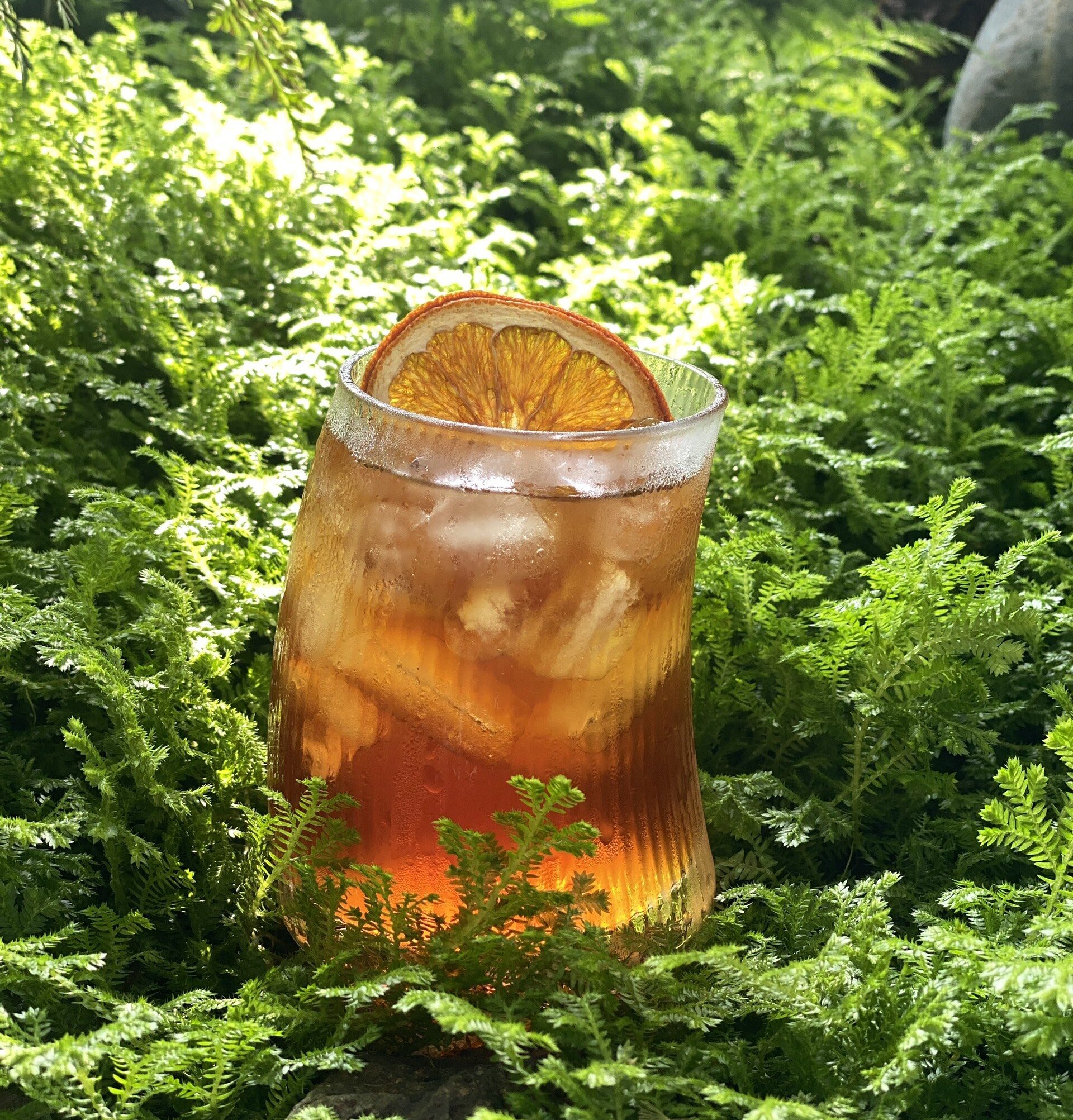 Cold brew bị đắng thường do chọn sai mức rang hoặc nguyên liệu chưa phù hợp. Khi sử dụng cà phê rang sáng, ly cold brew sẽ trở nên mượt, thanh và ít đắng hơn.