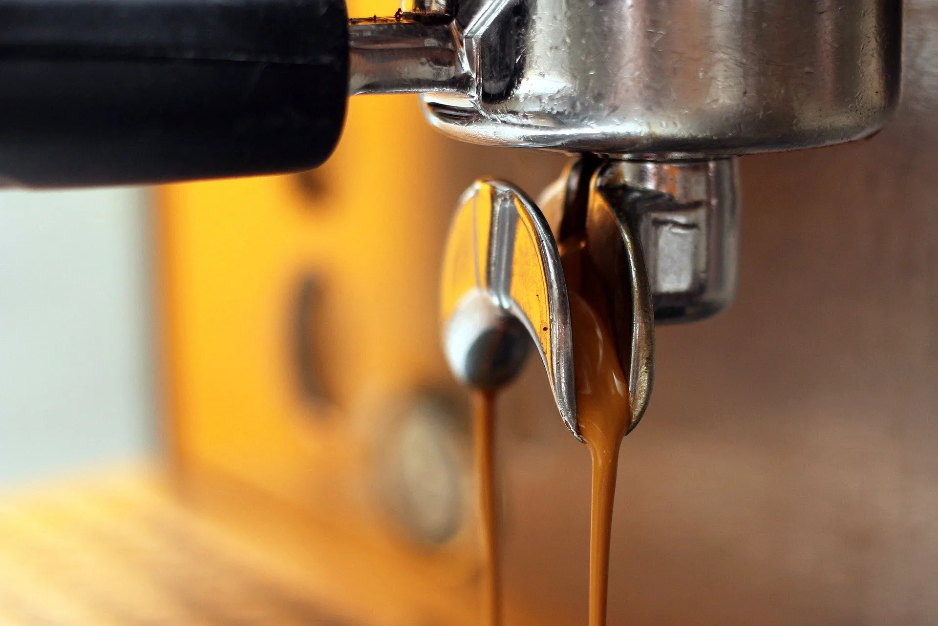 Cà phê rang đậm có nhiều caffeine hơn rang nhạt không?