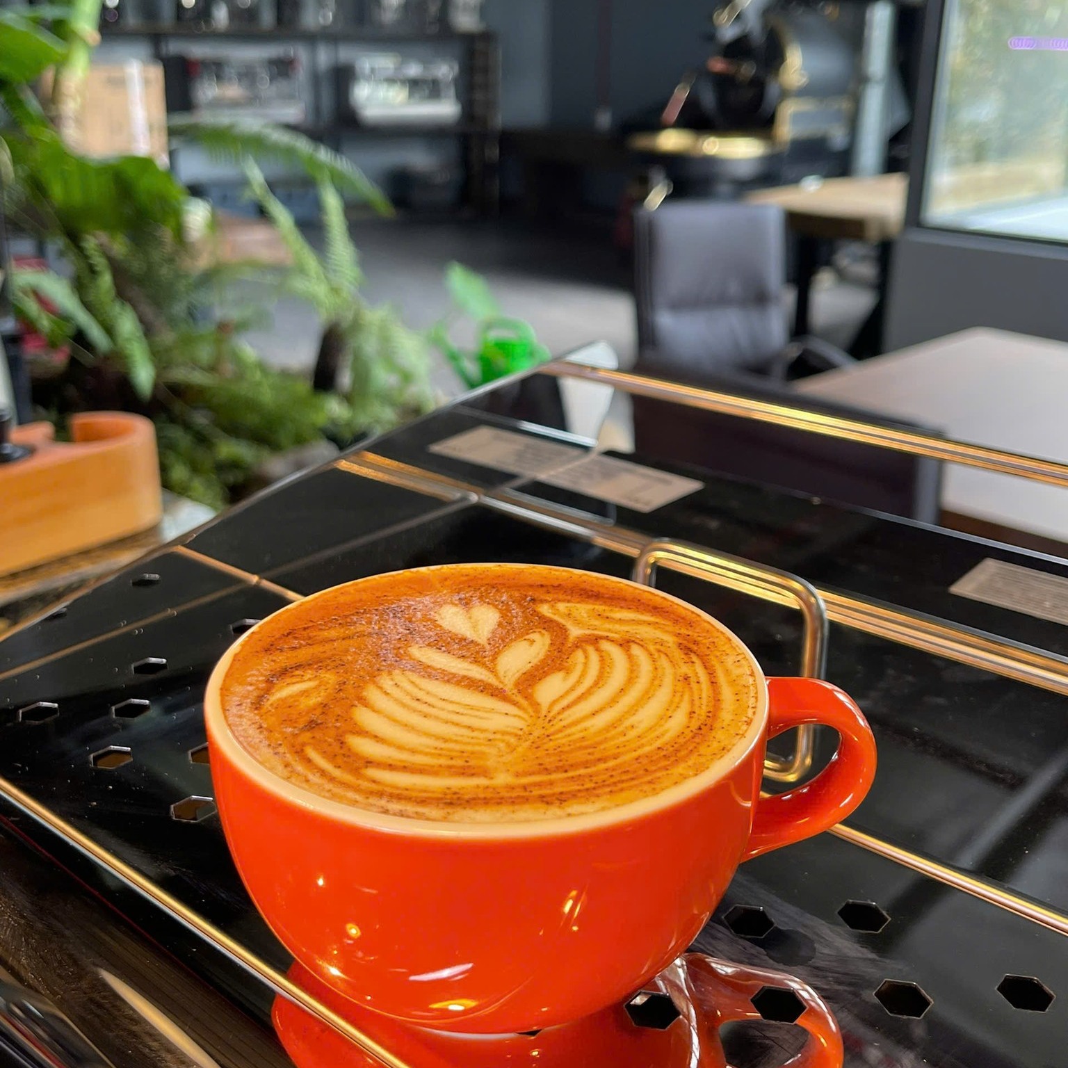 Cà phê để qua ngày sẽ mất hương thơm và thay đổi vị rõ rệt so với lúc mới pha.