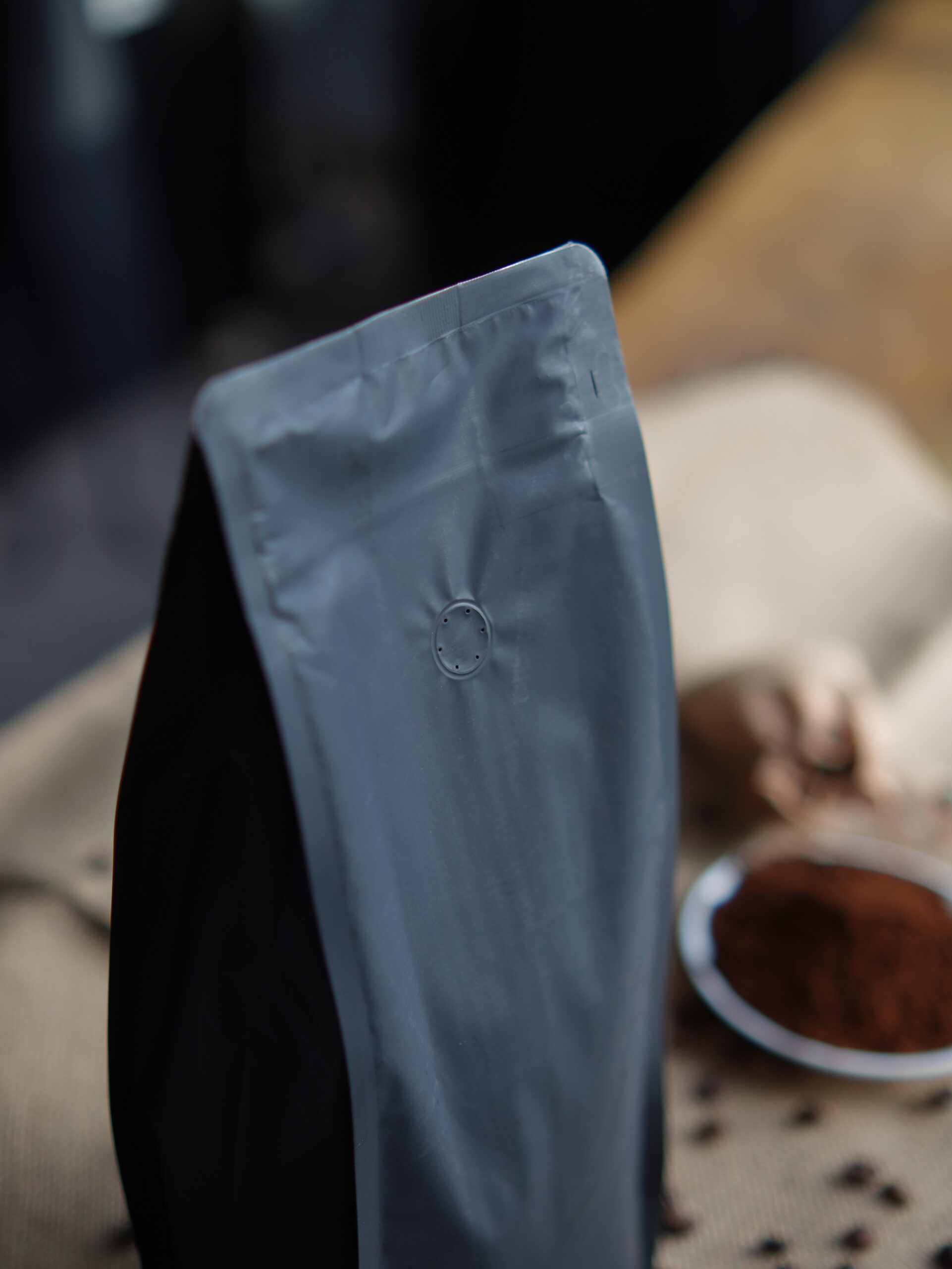 Bao bì có van 1 chiều giúp kéo dài hương thơm, hạn chế tình trạng cà phê nguyên chất không thơm lâu do tiếp xúc với không khí.